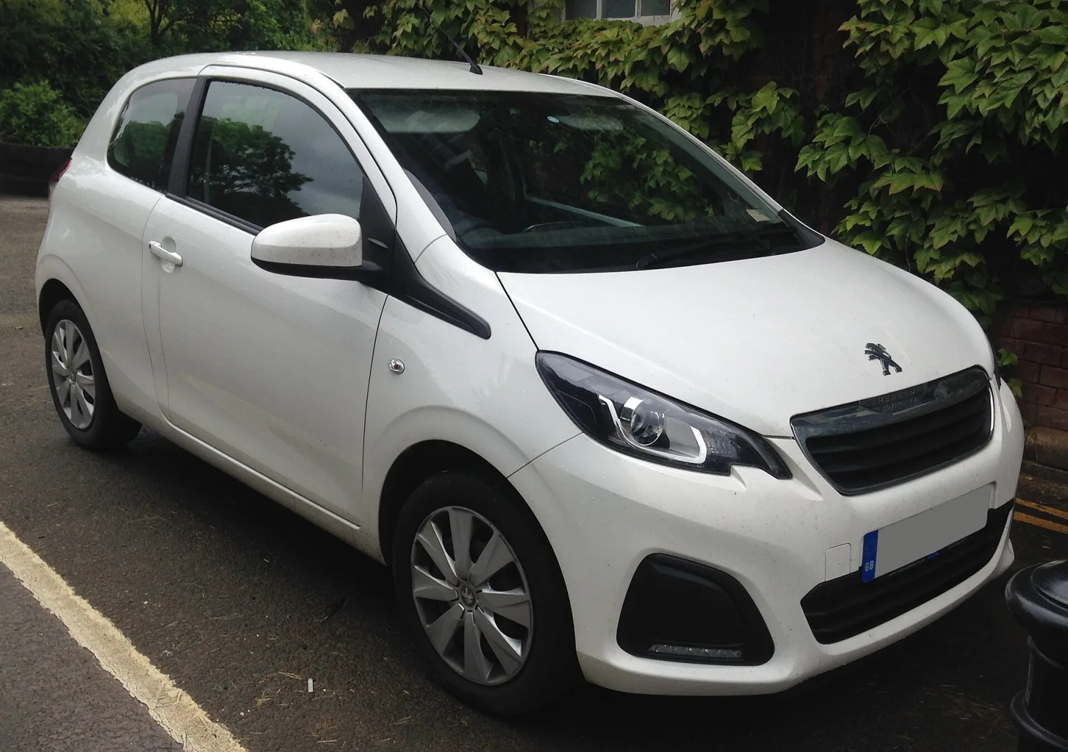2015 Peugeot 108 Active, front view