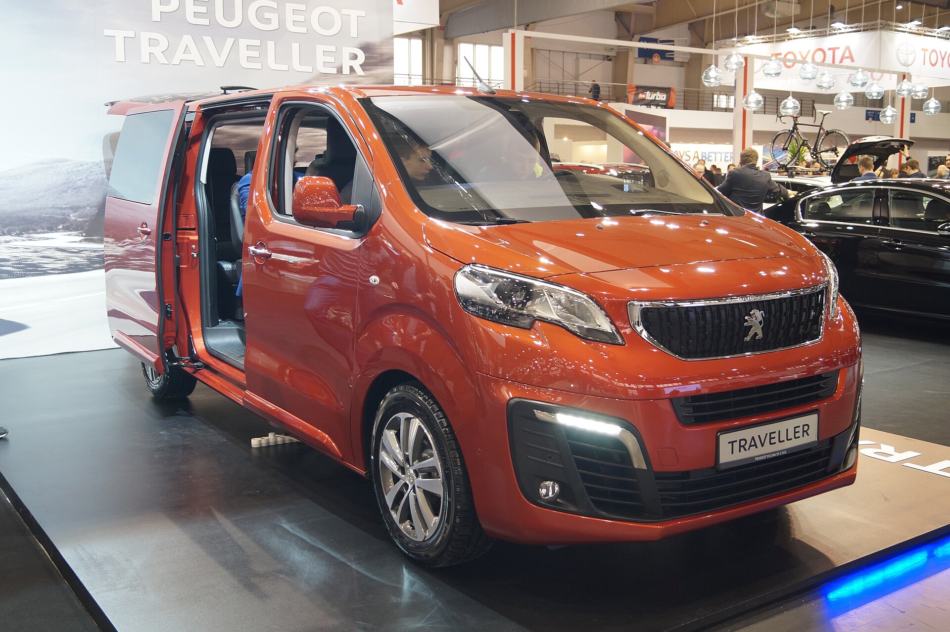 Peugeot Traveller front view (2016 Geneva Motor Show)