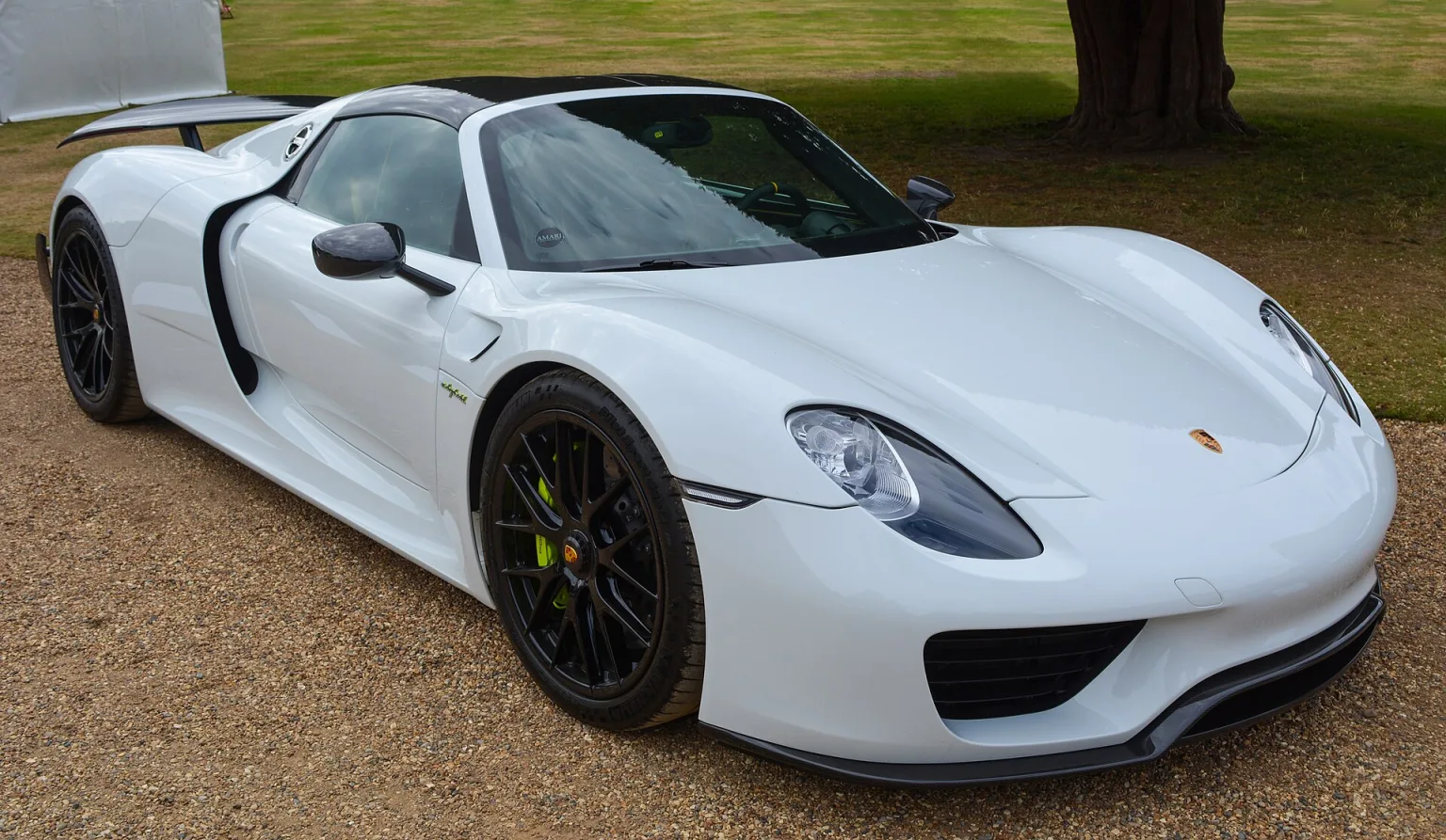 2015 Porsche 918 Spyder, production model, front view.