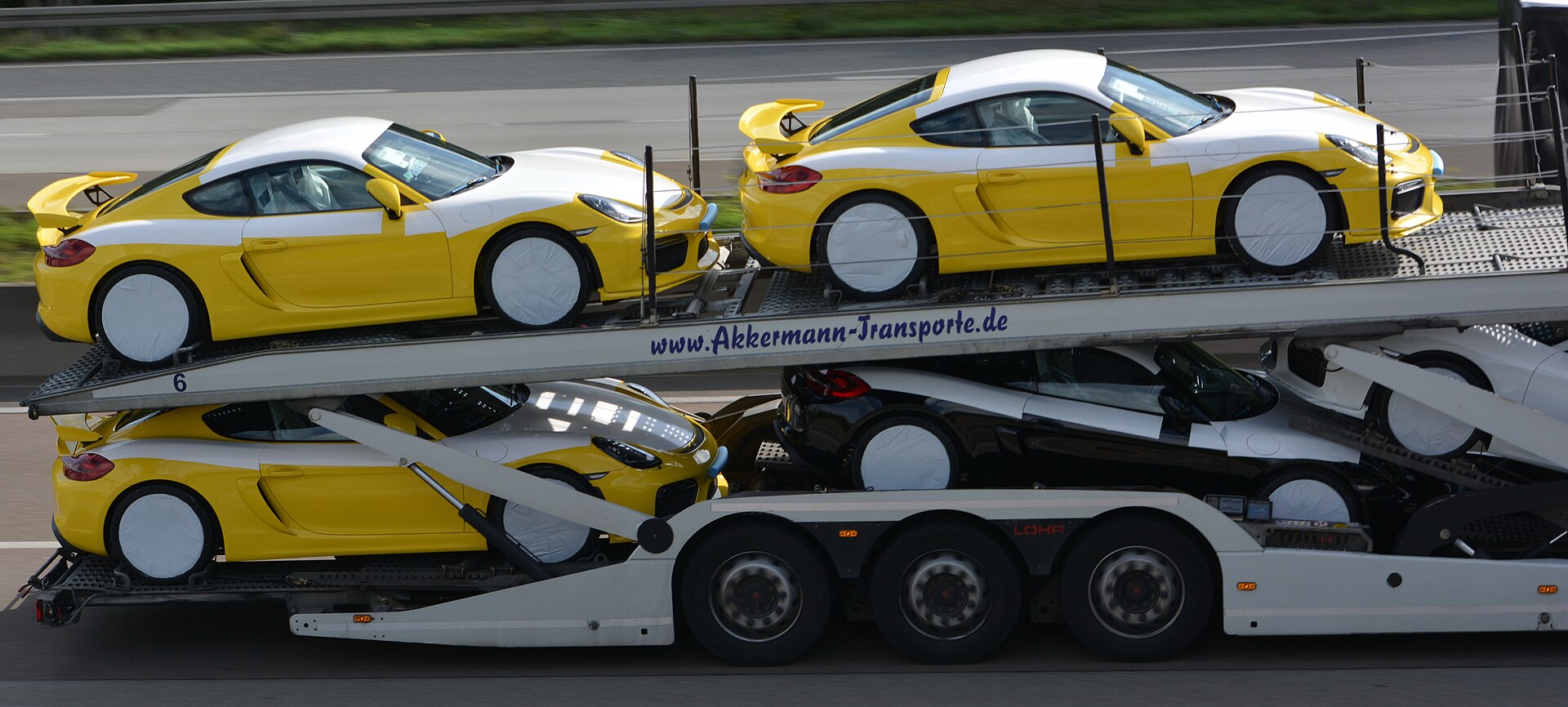Porsche Cayman GT4 (981) in yellow, 2015 model