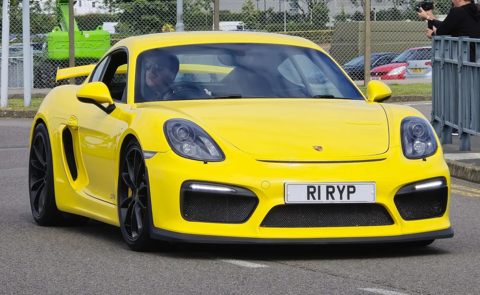 Porsche 981 Cayman GT4, the subject of the article.