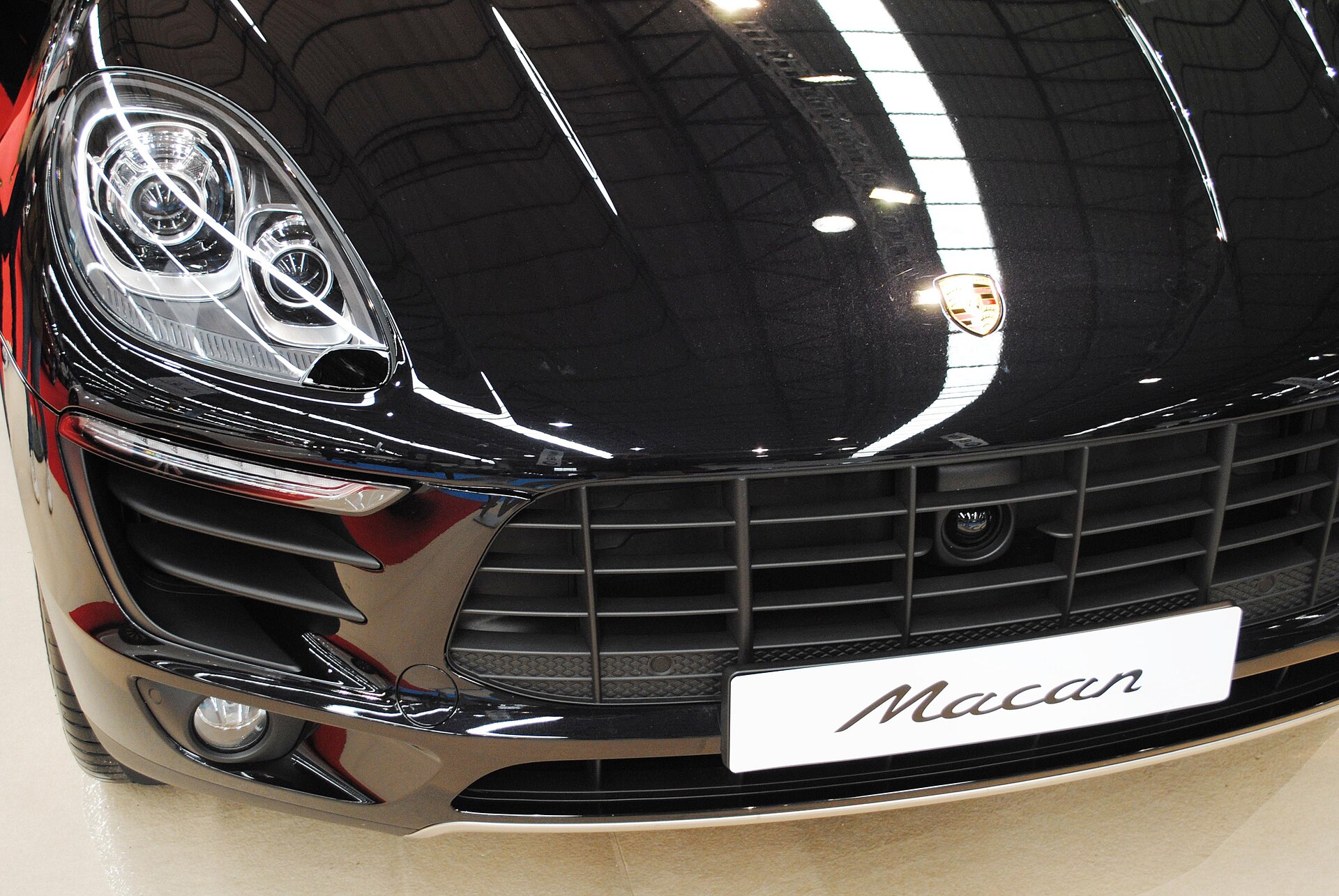 2014 Porsche Macan on display at IFEVI