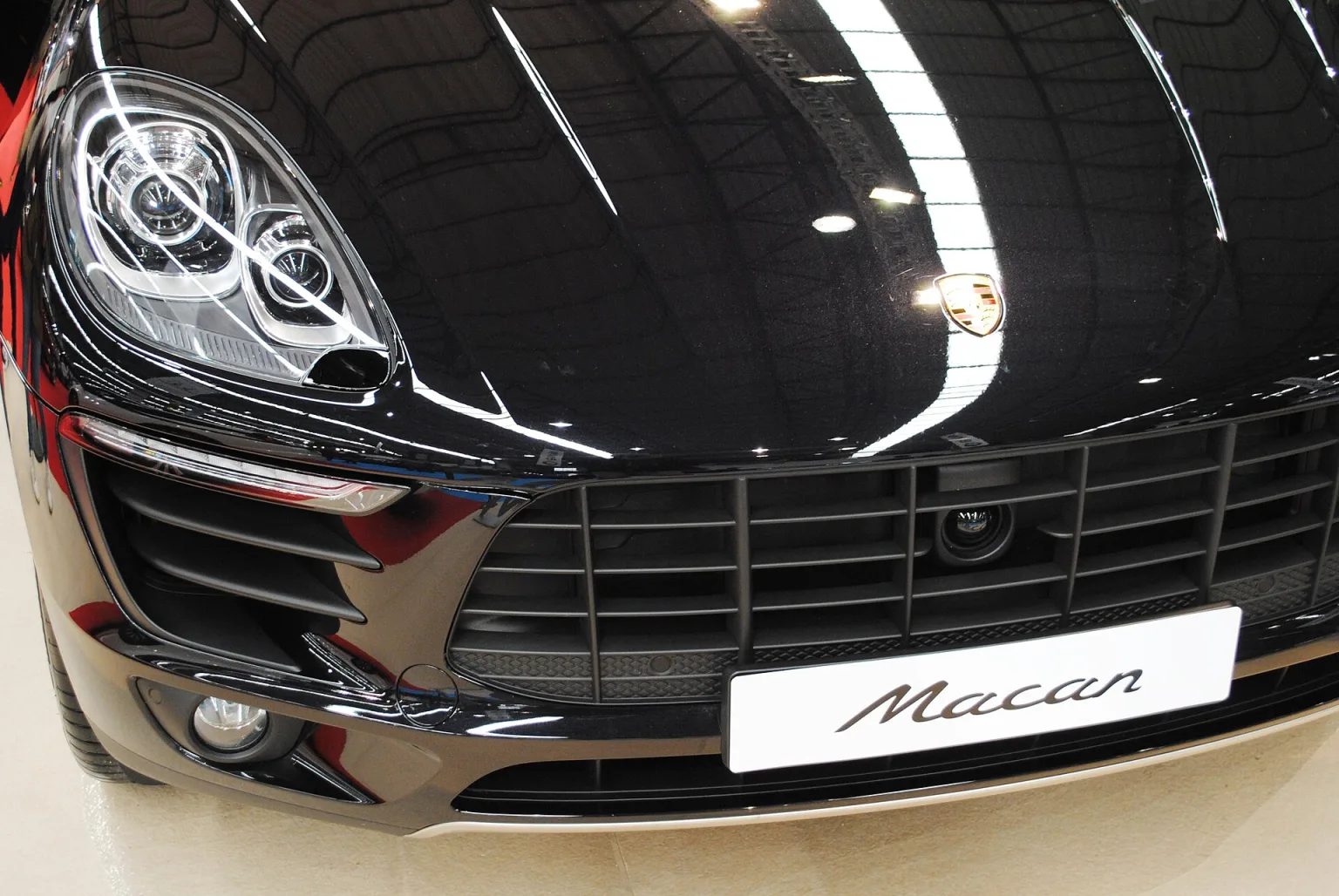 2014 Porsche Macan on display at IFEVI