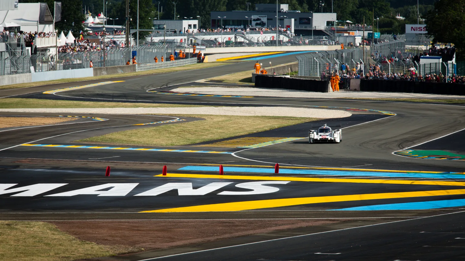 Porsche 919 Hybrid at the Ford Chicane, Le Mans