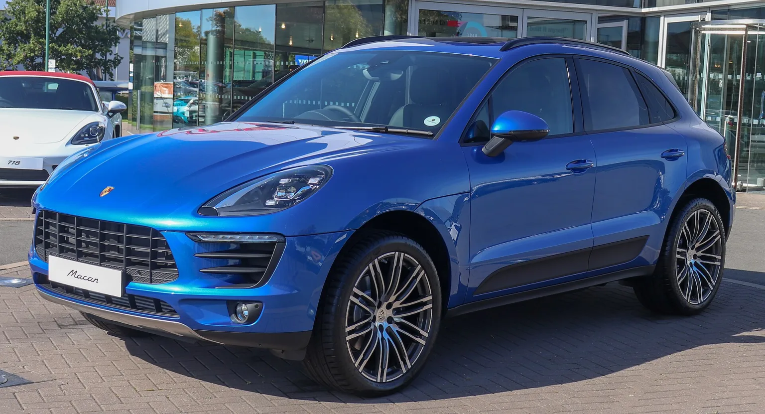 2018 Porsche Macan 2.0, front view