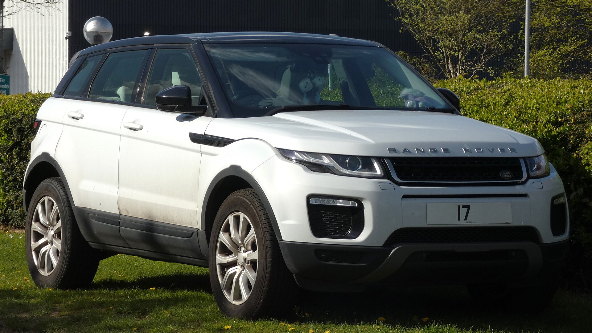2017 Range Rover Evoque SE Tech eD4 in Fuji White, front view