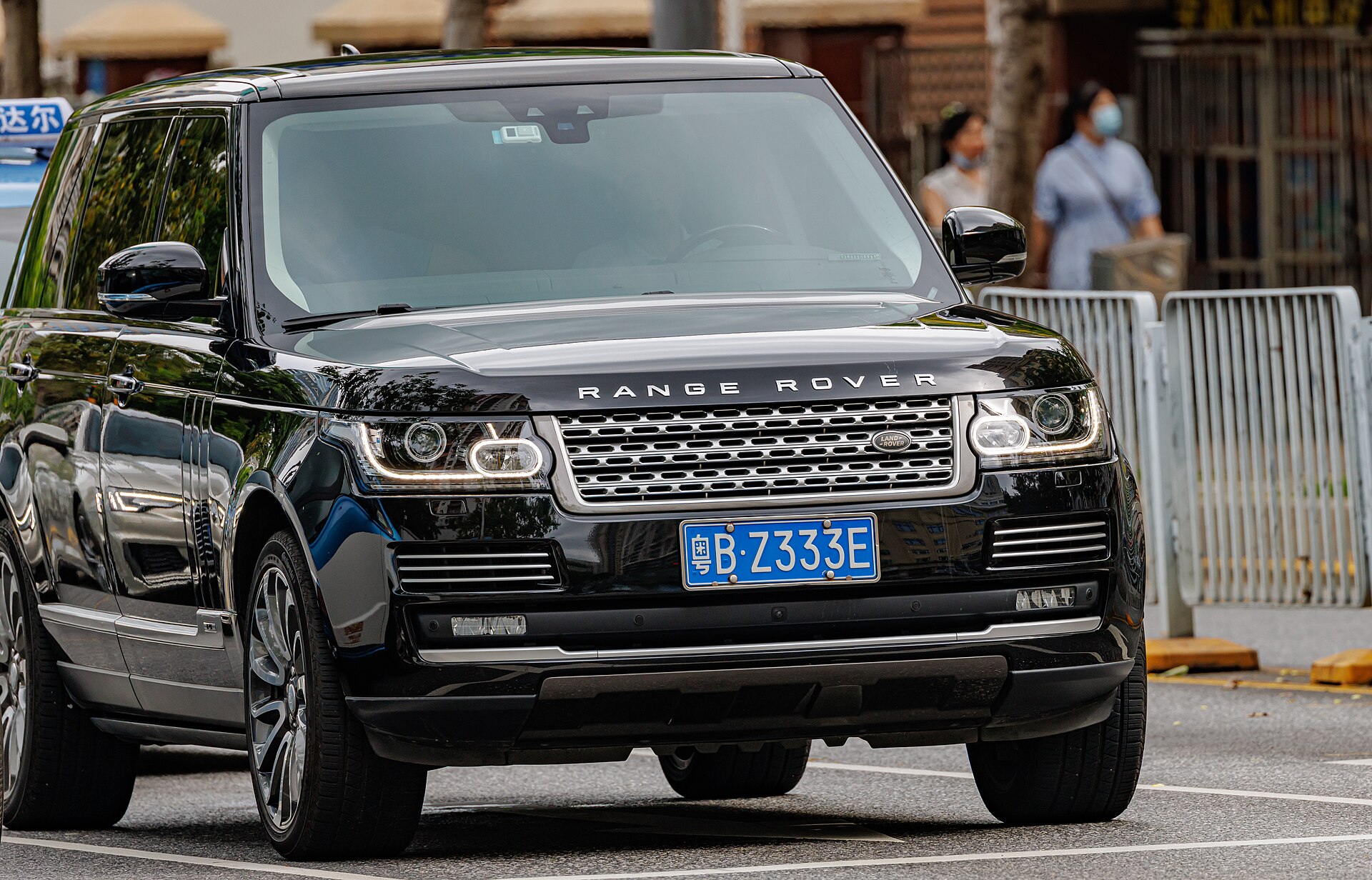 Land Rover Range Rover (L405) photographed in China.