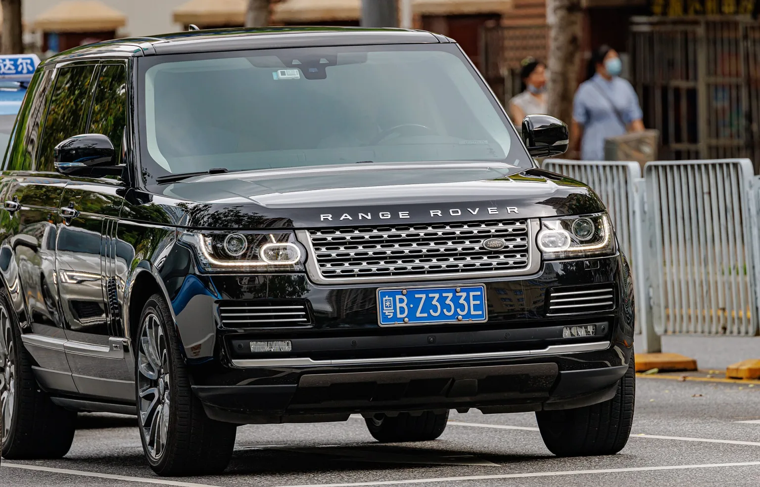 Land Rover Range Rover (L405) photographed in China.