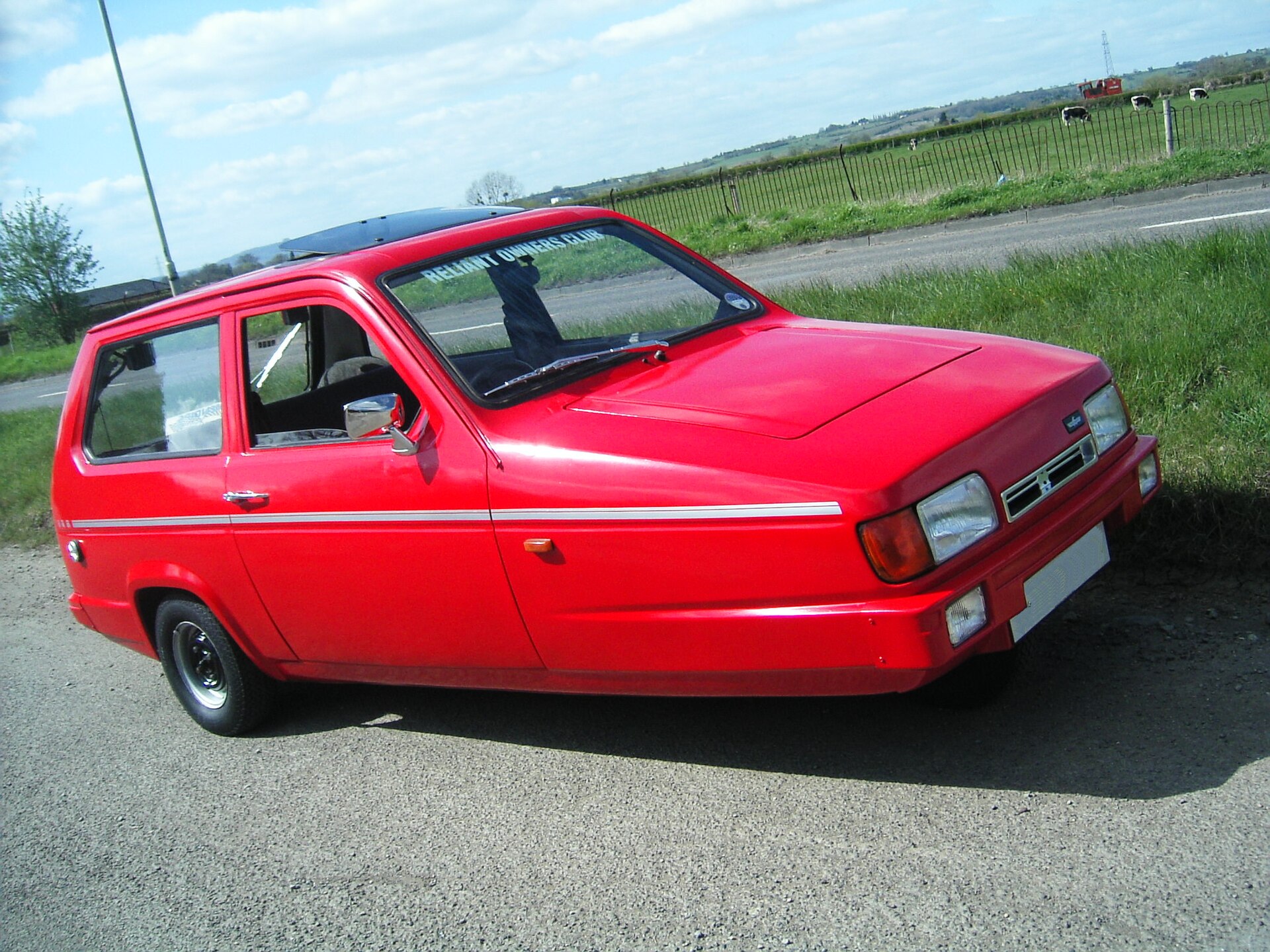 Reliant Robin Mk2 in blue, front three-quarter view