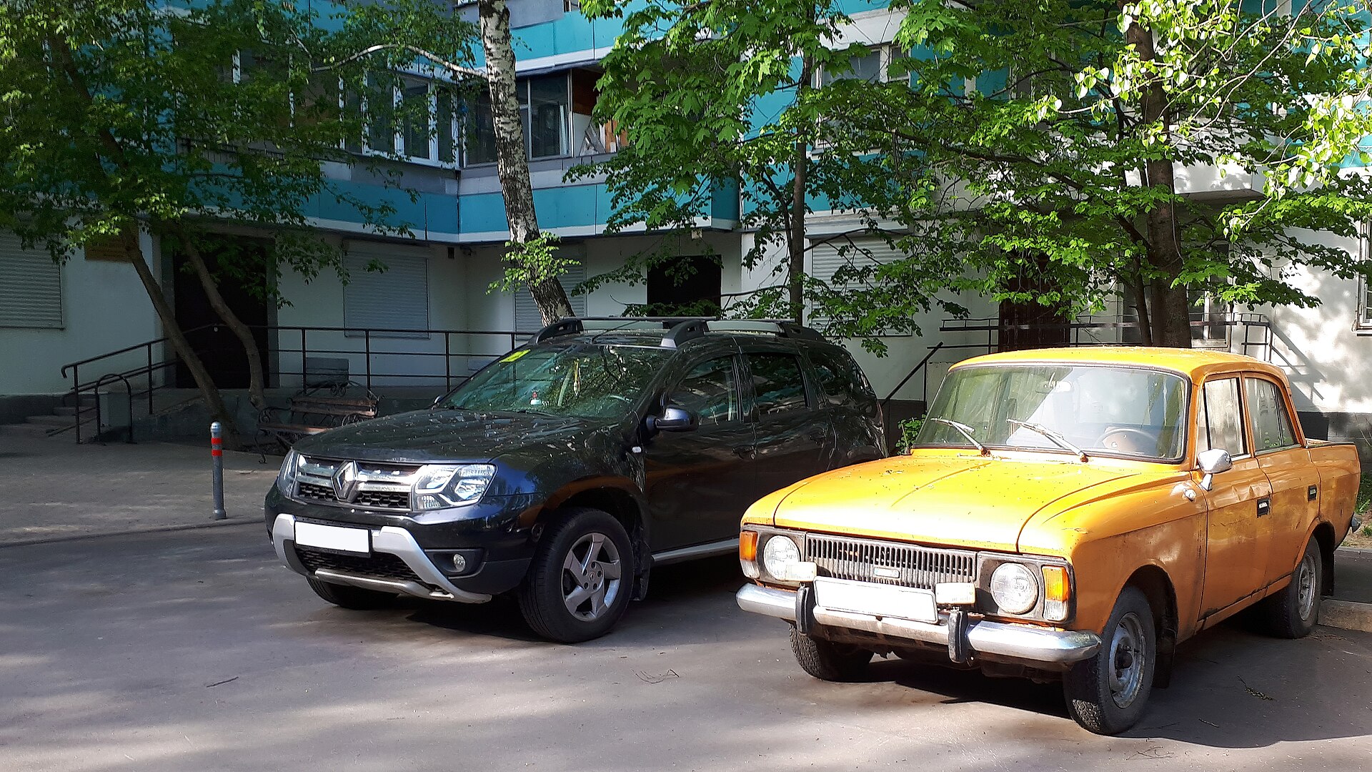 Renault Duster 2015 (right), matching the article's subject and period.