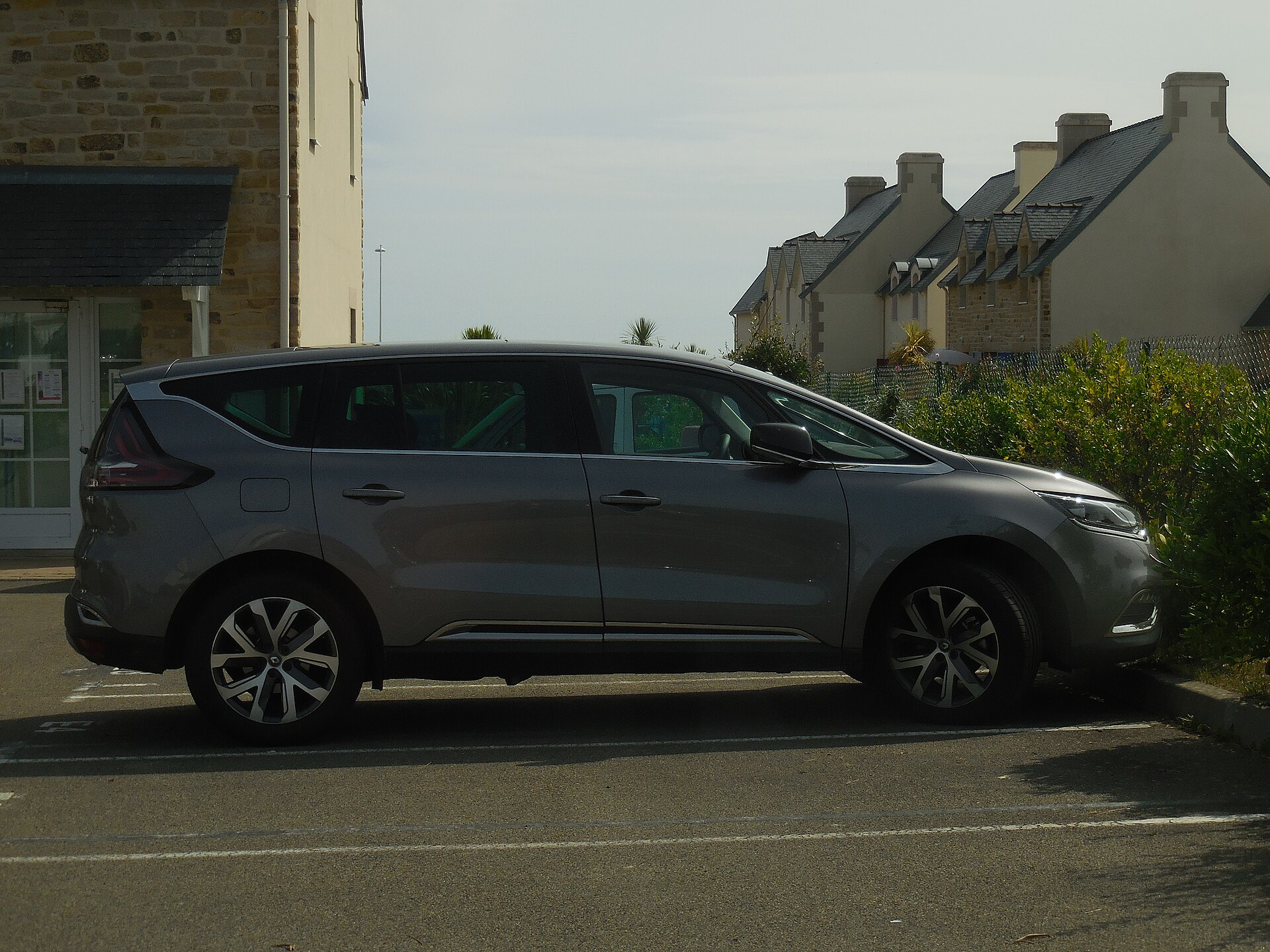 Renault Espace V, the generation updated for 2017, in profile view.