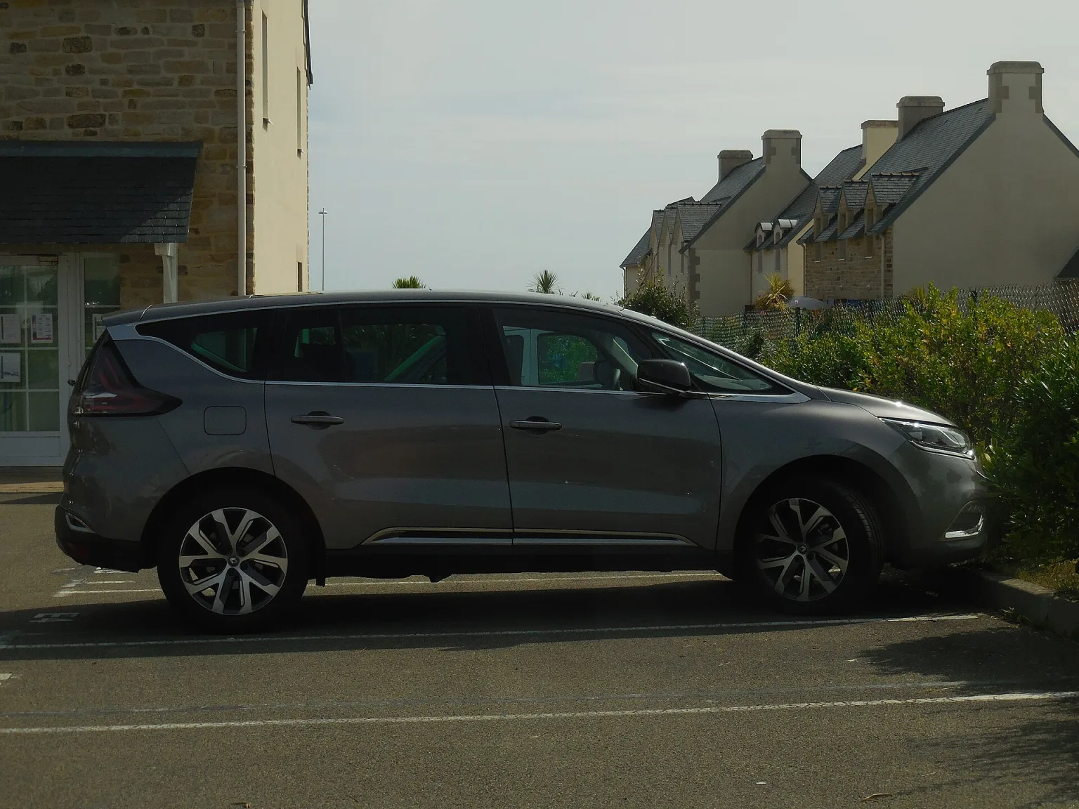 Renault Espace V, the generation updated for 2017, in profile view.