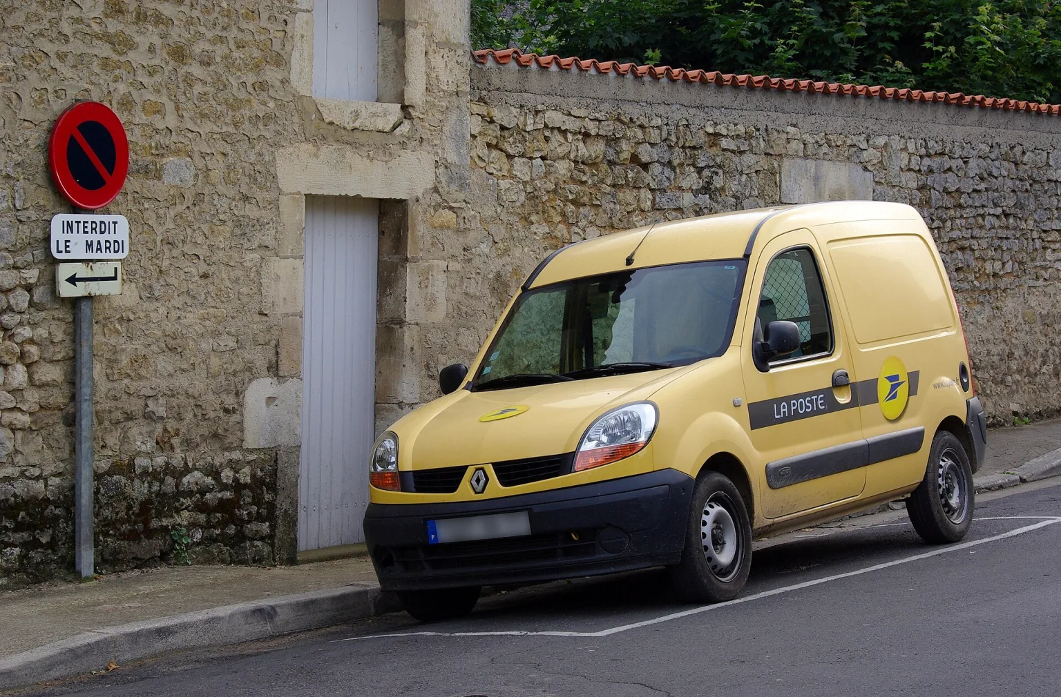 Renault Kangoo in La Poste livery, 2012