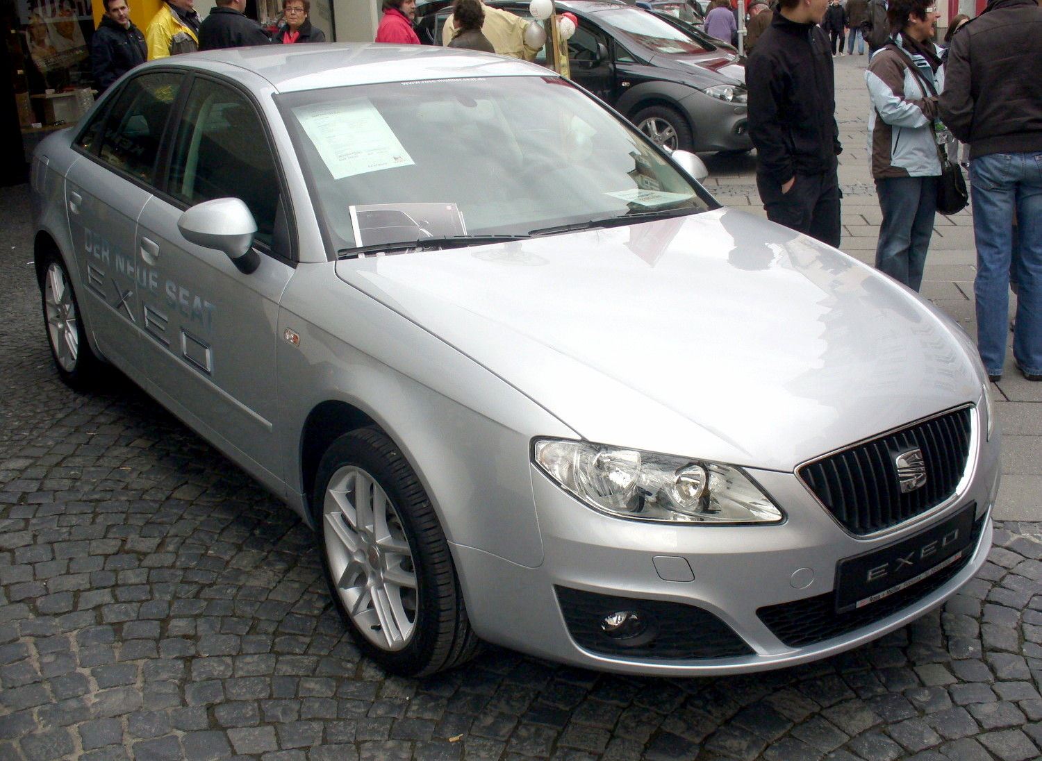 Seat Exeo in Lunasilber, first generation saloon