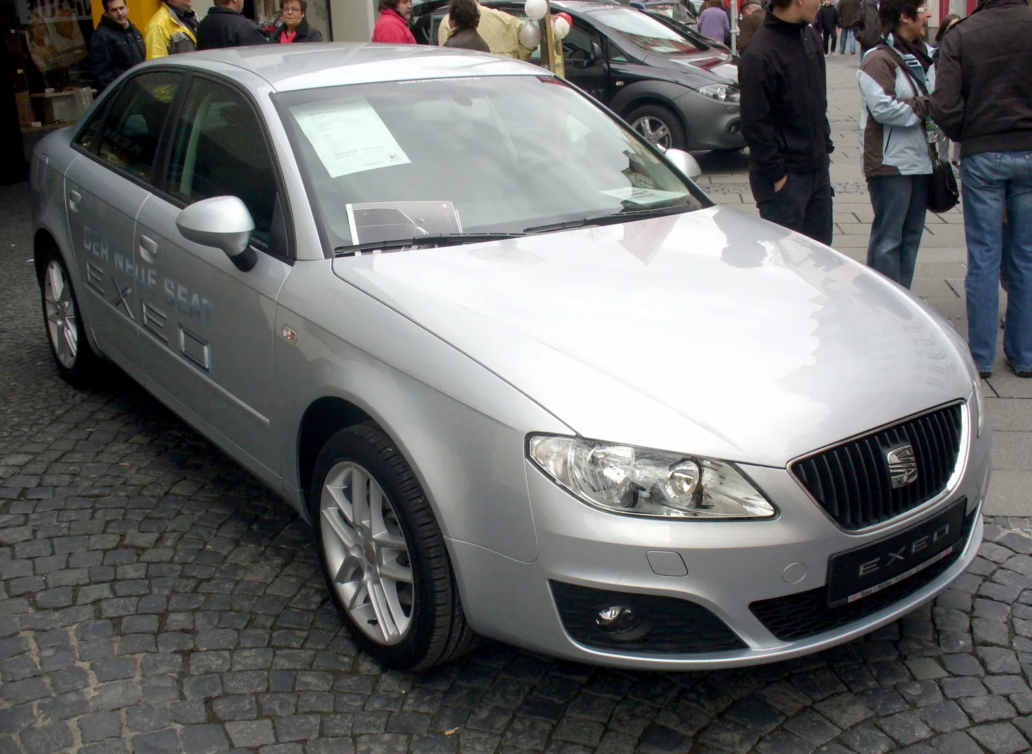 Seat Exeo in Lunasilber, first generation saloon