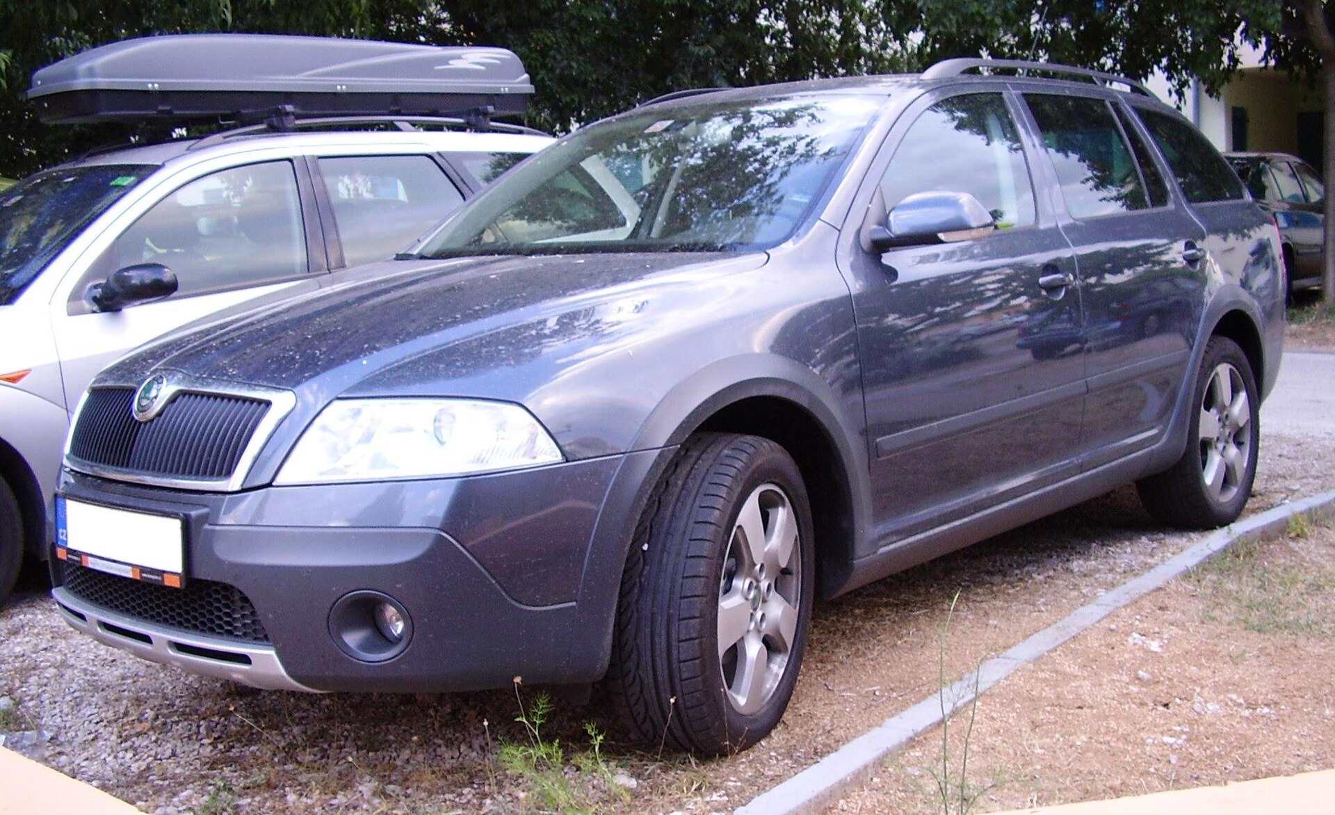 Skoda Octavia Scout, front view, likely 2013 generation