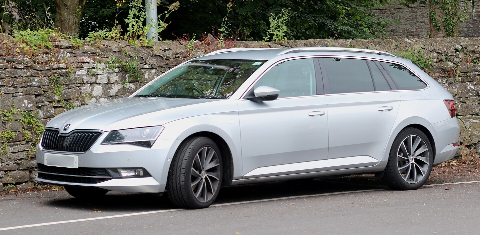 Škoda Superb III Combi diesel registered May 2016