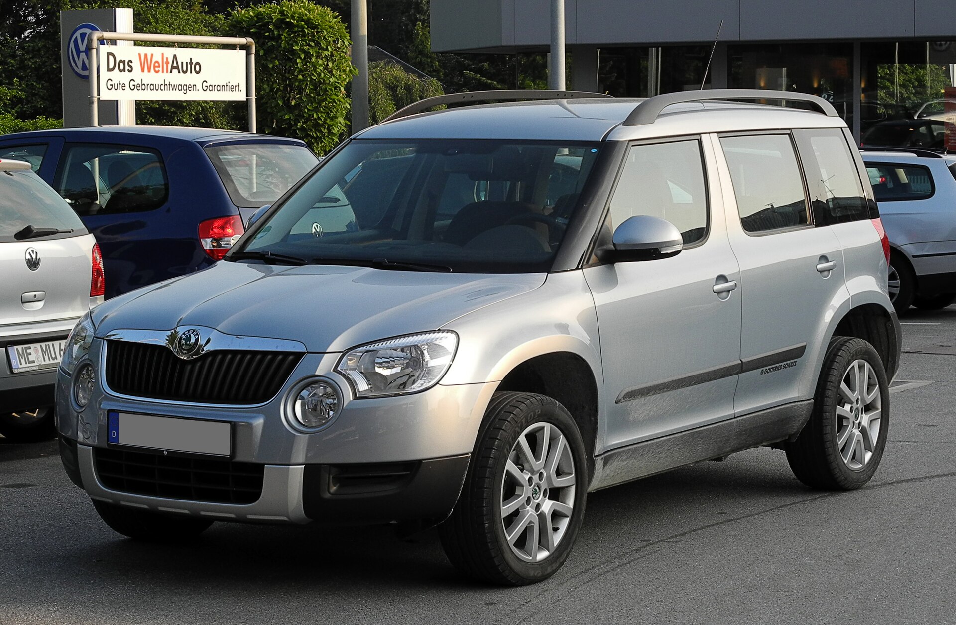 Skoda Yeti (pre-facelift, European model) front view, 2011