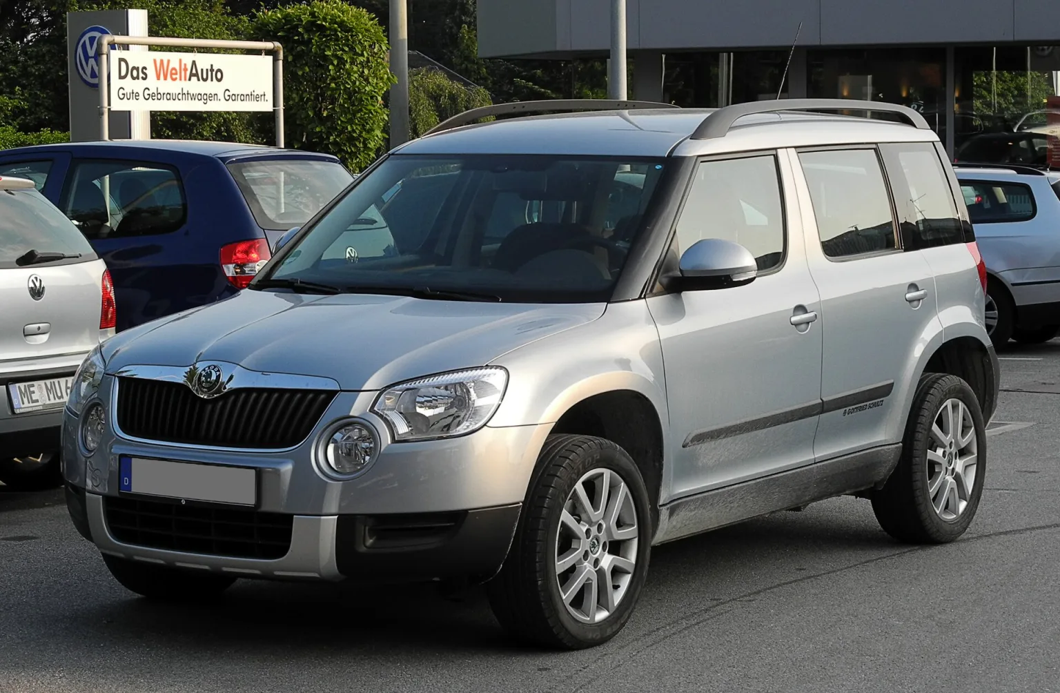 Skoda Yeti (pre-facelift, European model) front view, 2011