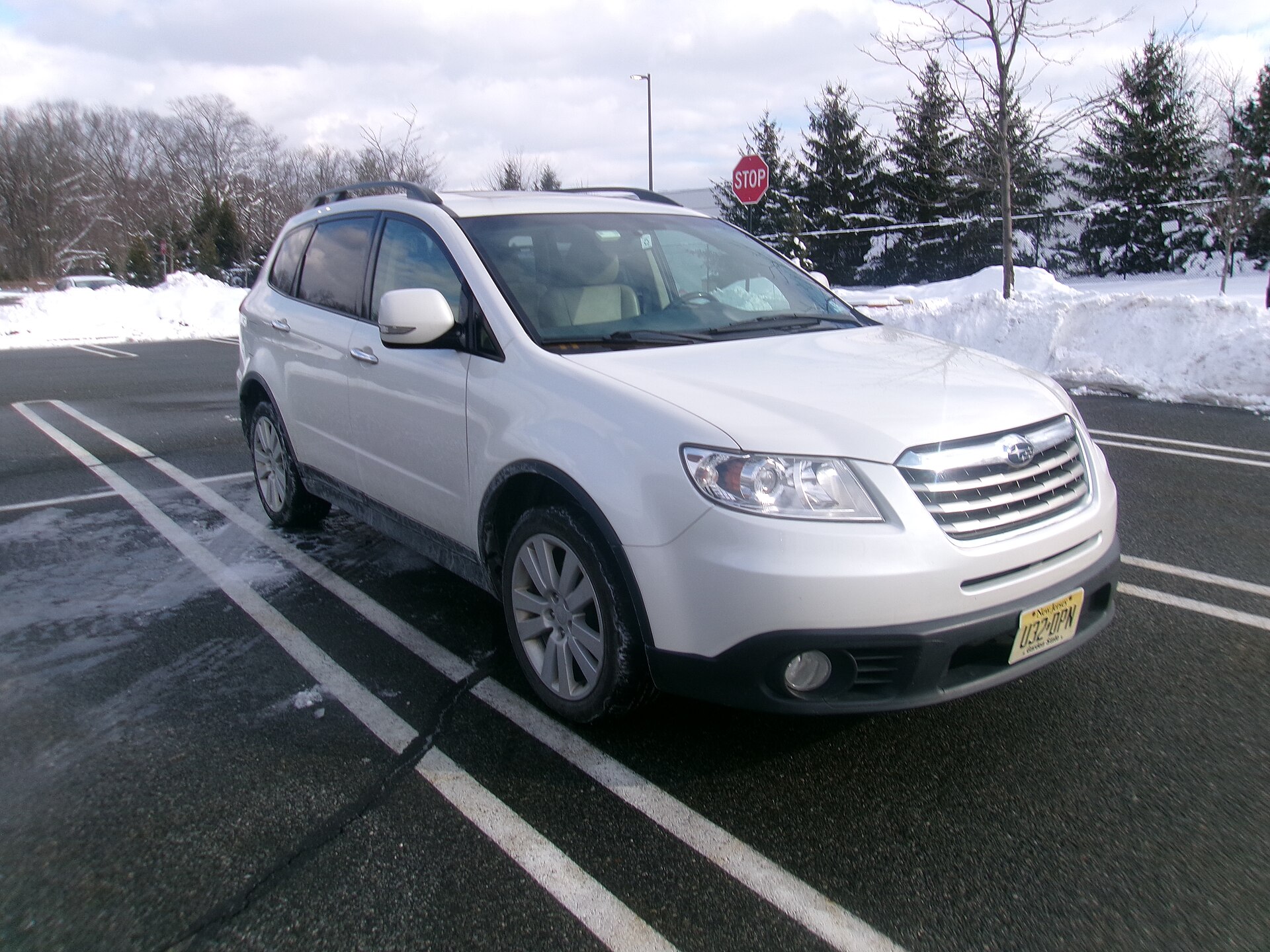 2013 Subaru Tribeca Limited, front right view