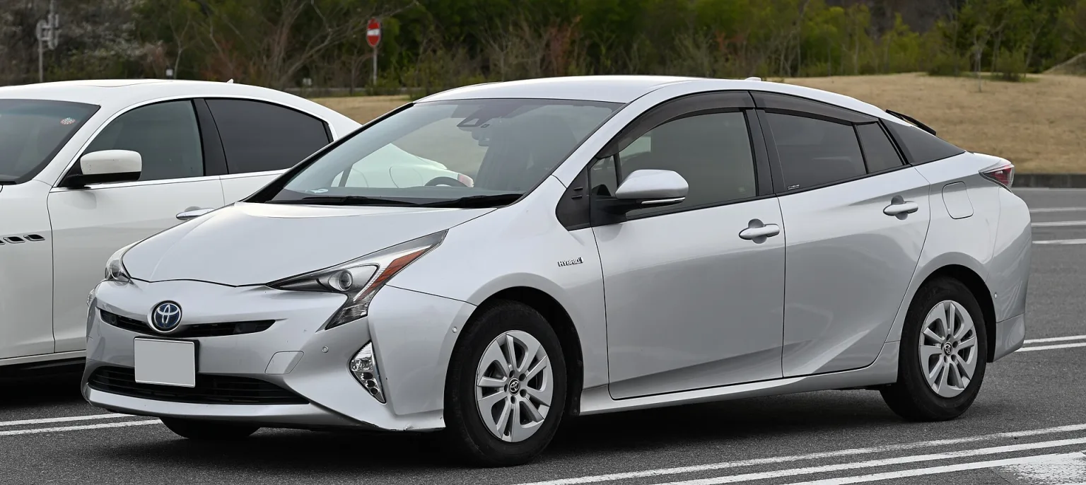 2015-2018 Toyota Prius S, front view