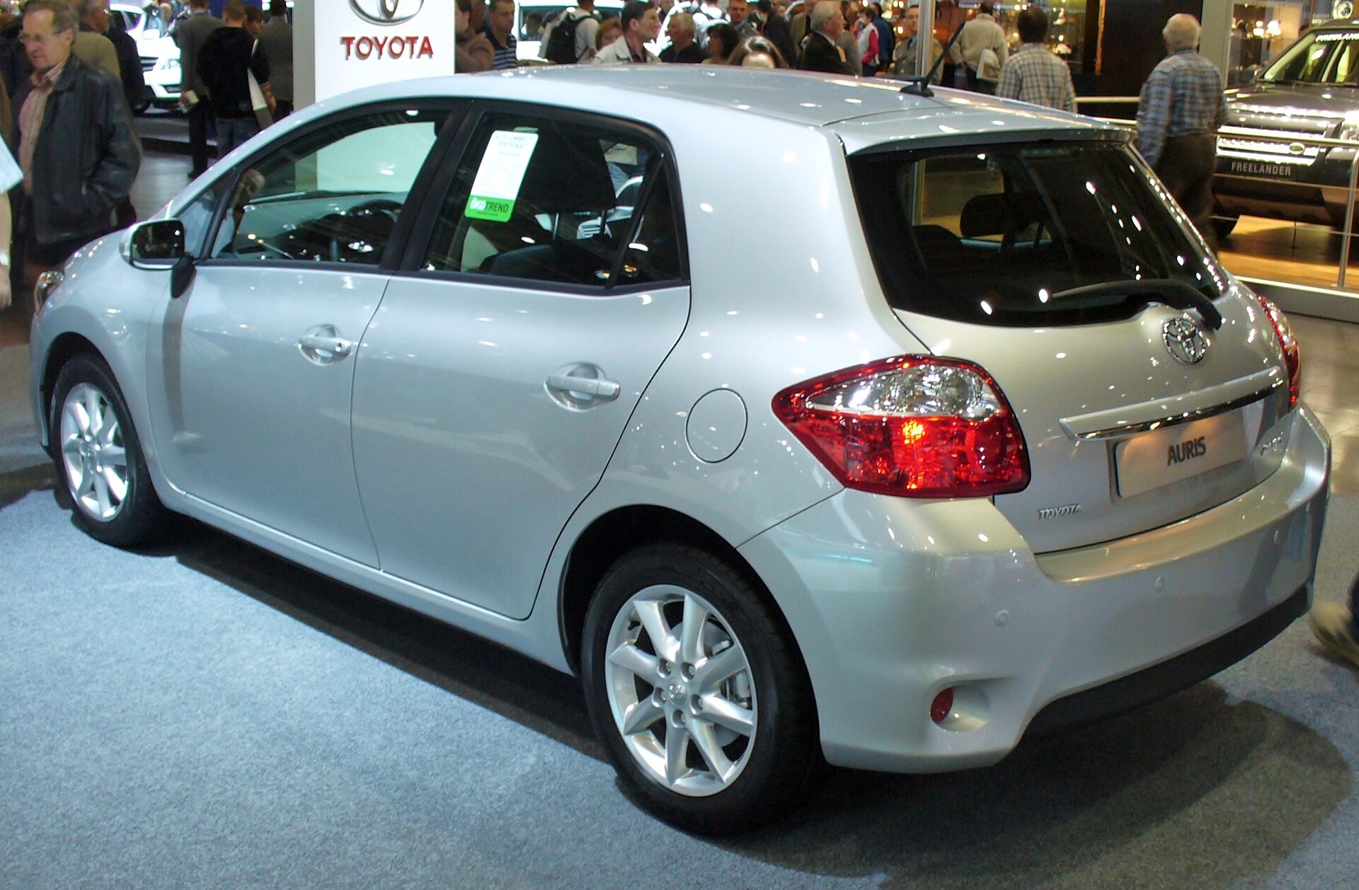 Rear view of the Toyota Auris facelift model