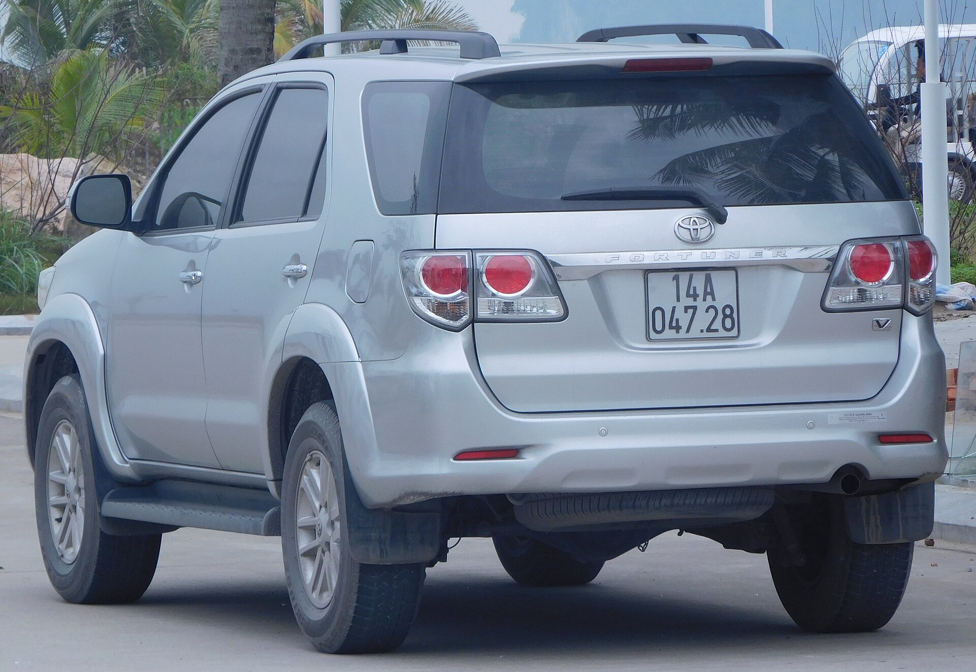 2012 Toyota Fortuner (KUN60) V wagon photographed in December 2015.