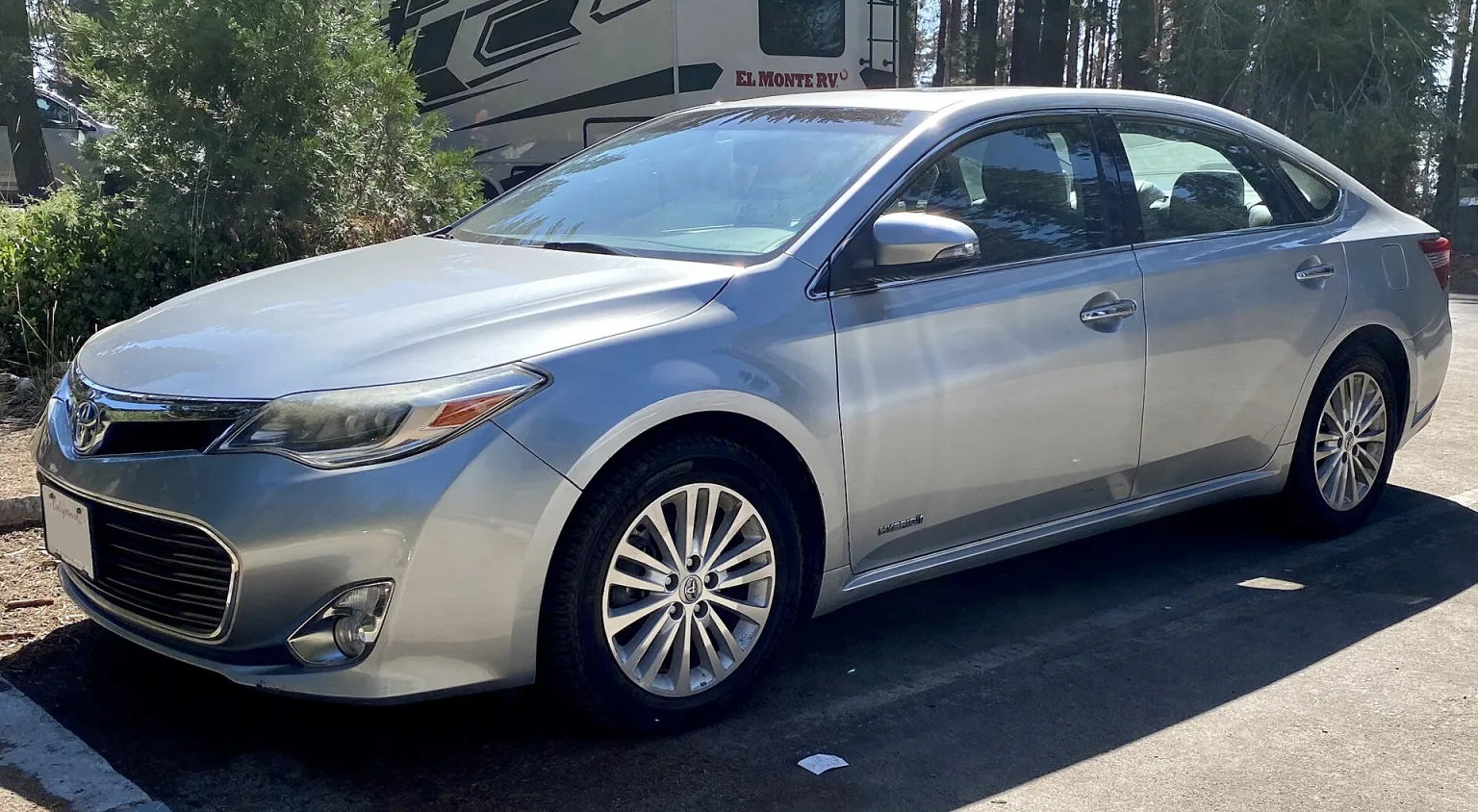 2015 Toyota Avalon XLE in Celestial Silver Metallic, front left view