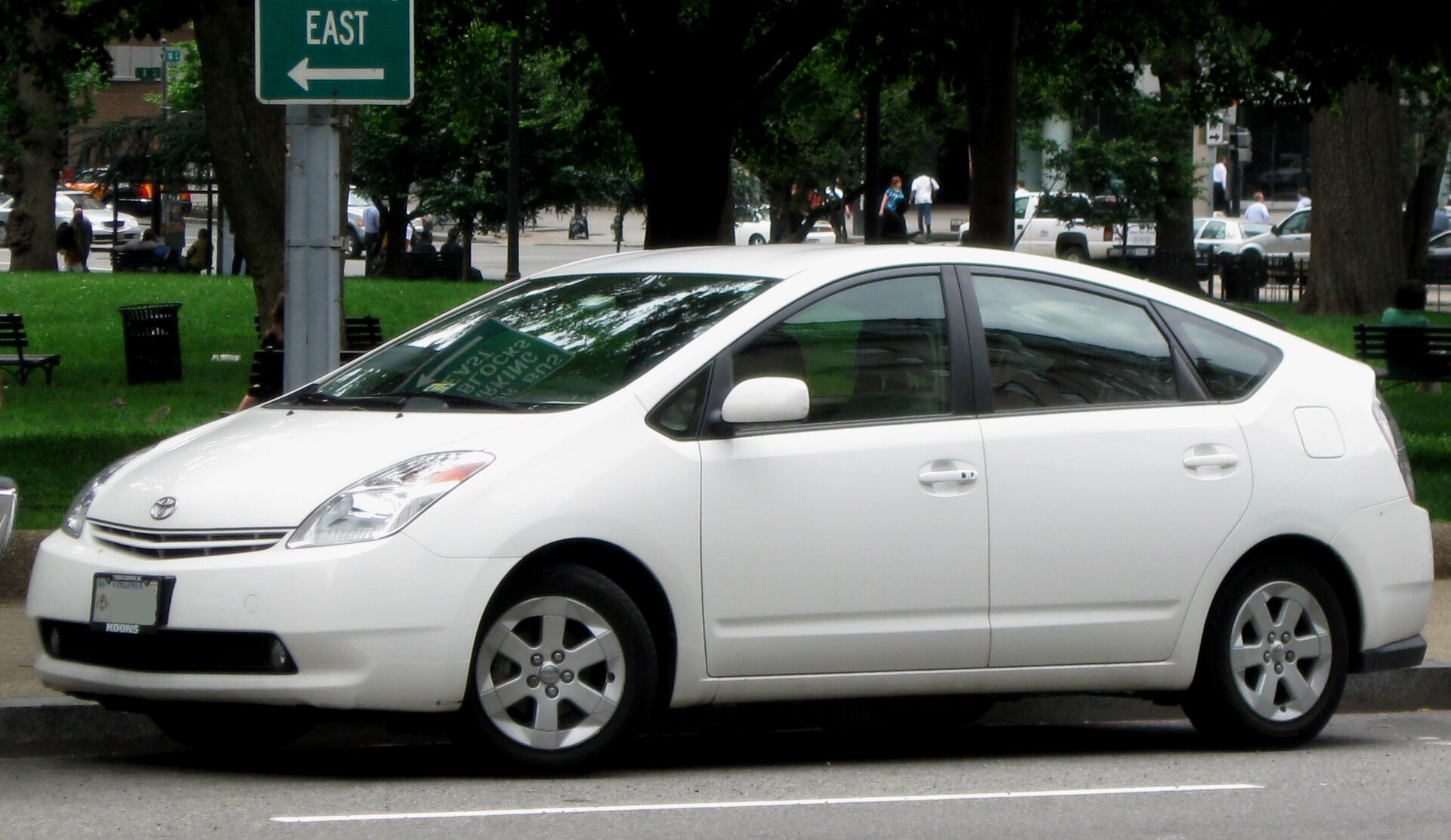 2004-2009 Toyota Prius (XW20) in silver, front view
