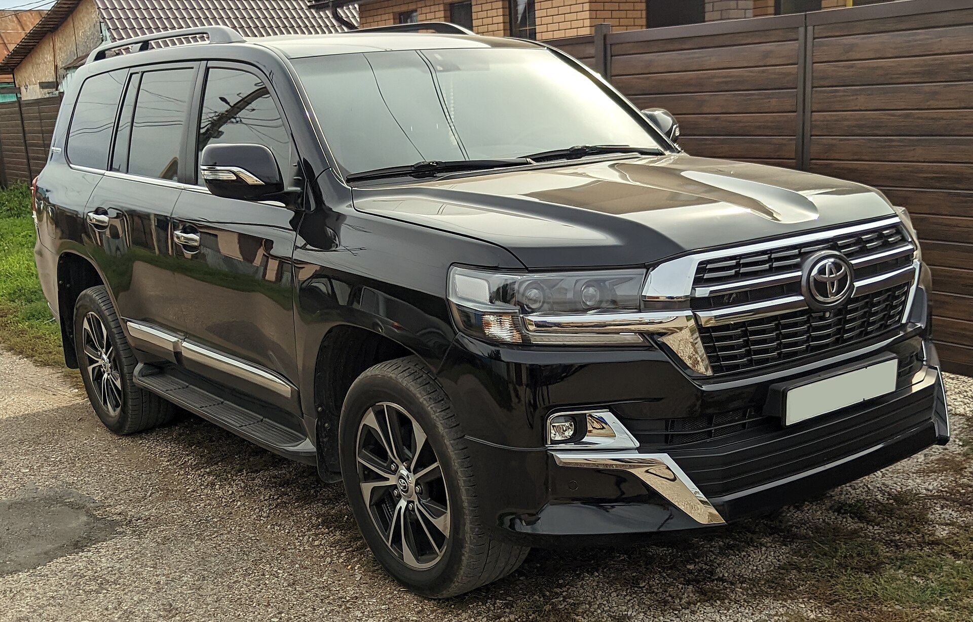 2012 Toyota Land Cruiser (URJ202) front view