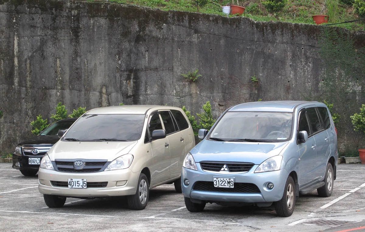 Toyota Innova and Mitsubishi Zinger parked side by side.