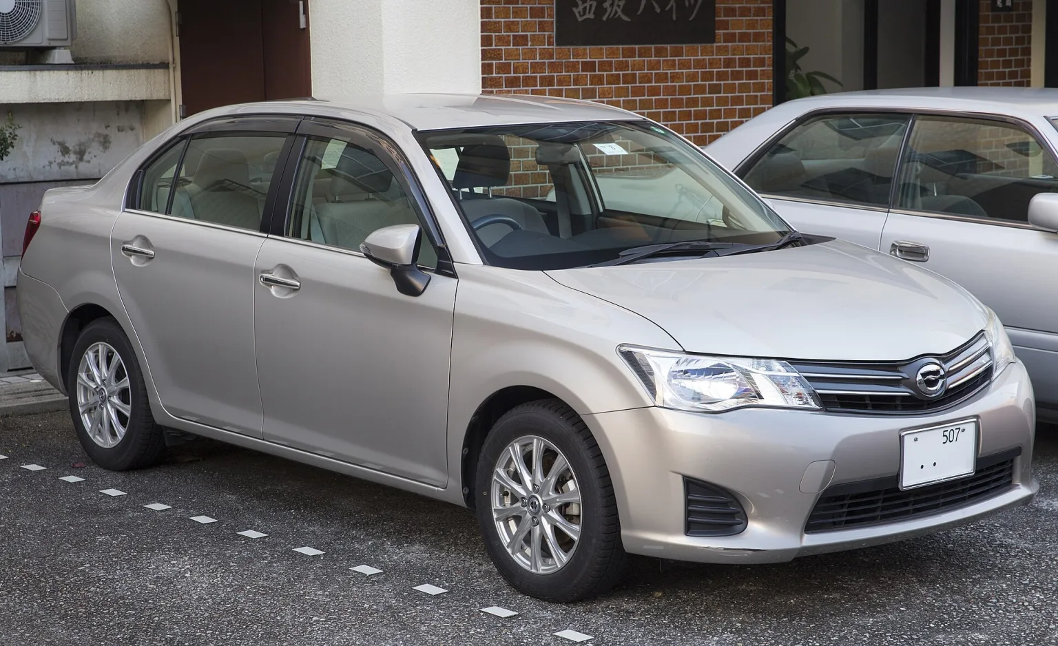 Toyota Corolla Axio 1.5 G in Mellow Silver Metallic