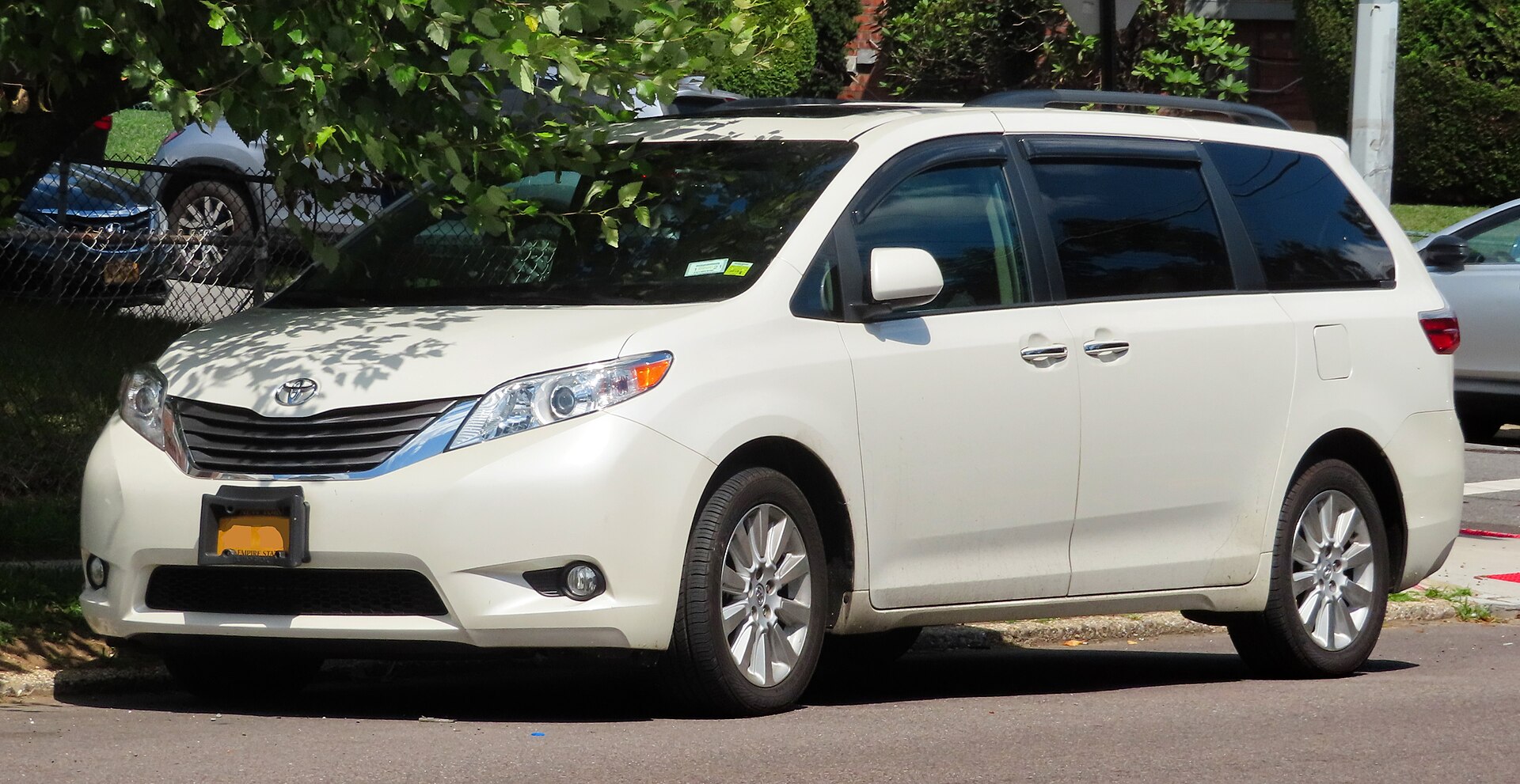 2015 Toyota Sienna XLE, front view