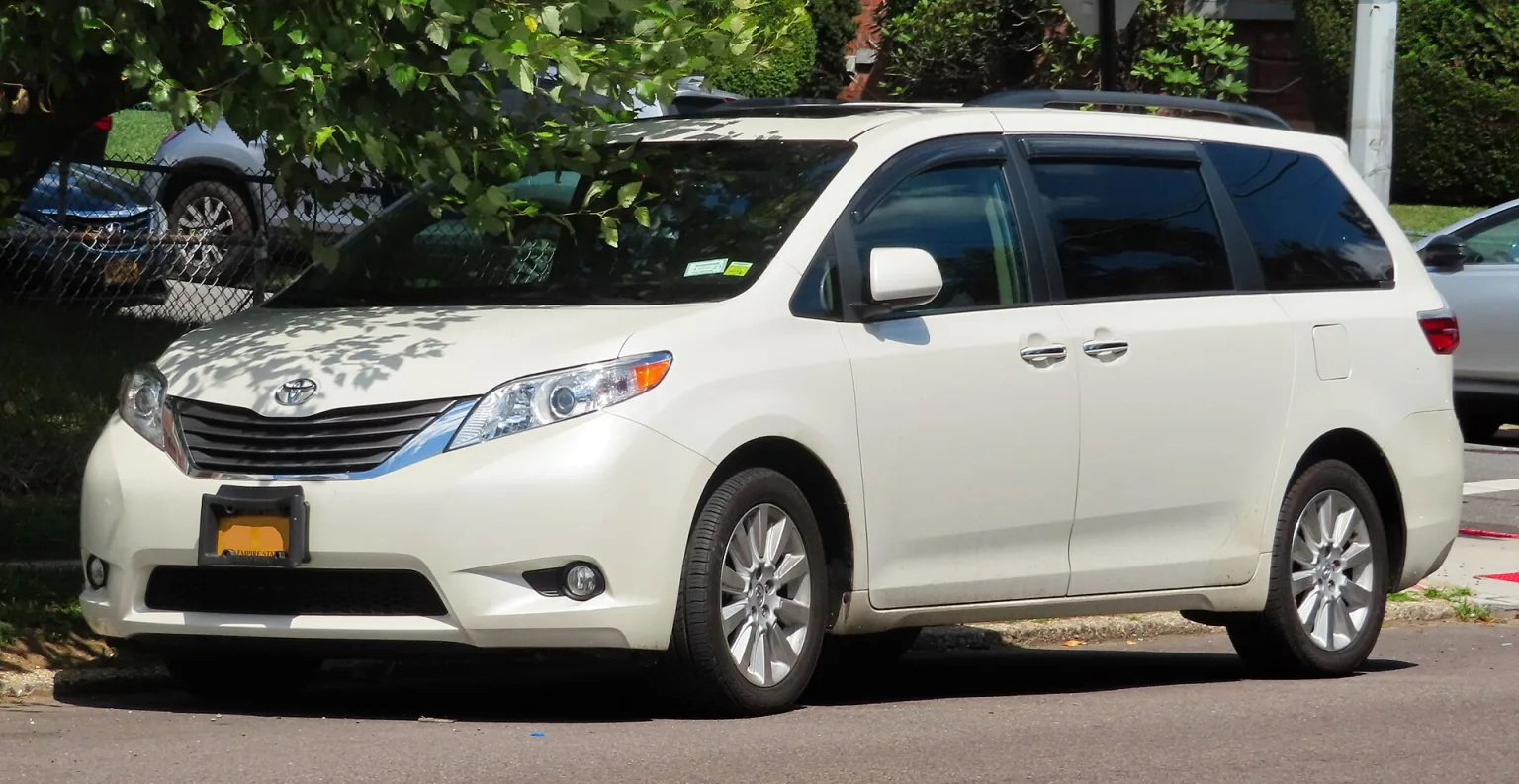 2015 Toyota Sienna XLE, front view