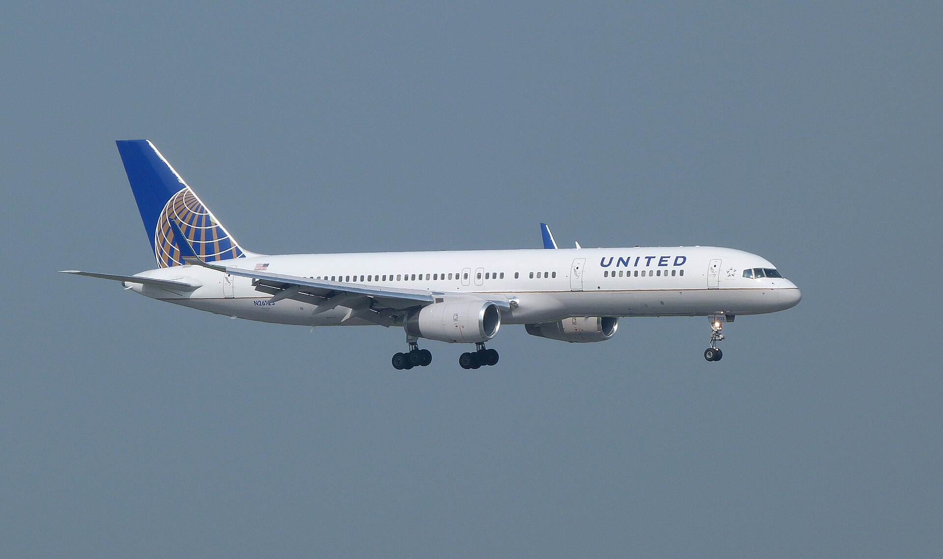 United Airlines Boeing 757-200 at an airport, 2012-era livery visible.