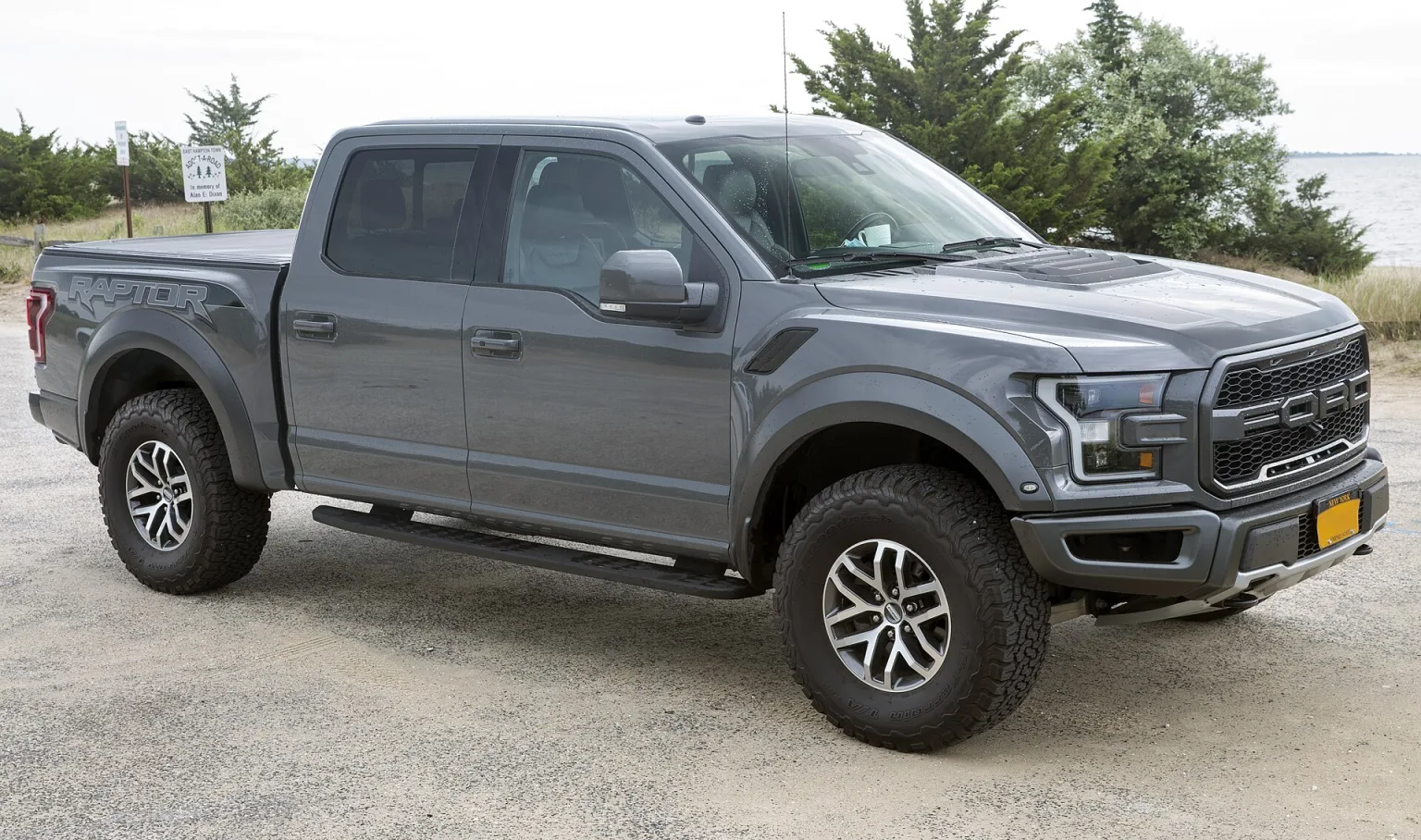 2018 Ford F-150 Raptor Super Crew Cab in Lead Foot, front right