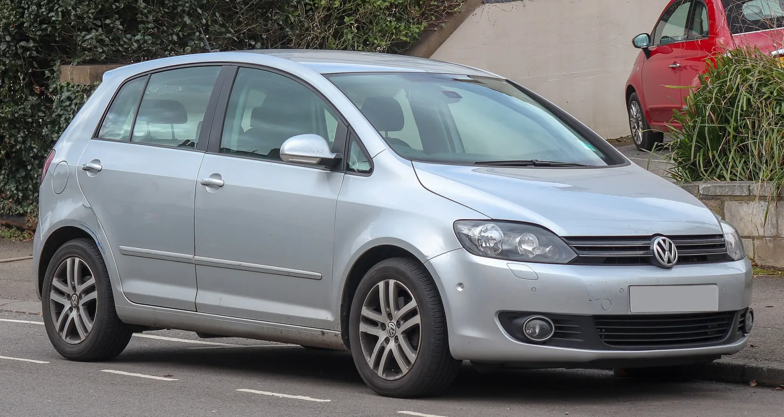 2009 Volkswagen Golf Plus SE TDi 1.6, matching the BlueMotion article subject.