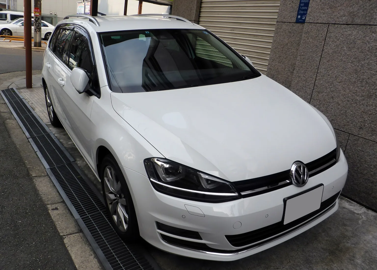 Volkswagen Golf VII Variant TSI Comfortline BlueMotion Technology, front view.