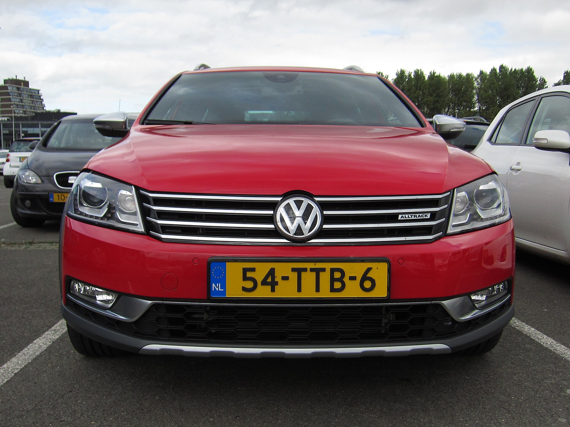 Volkswagen Passat Alltrack (B7) front view
