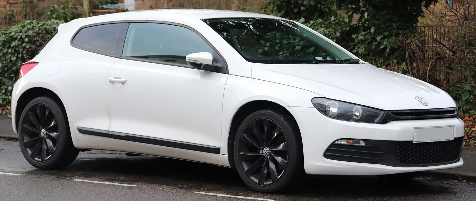 2010 Volkswagen Scirocco TSi 1.4 front view