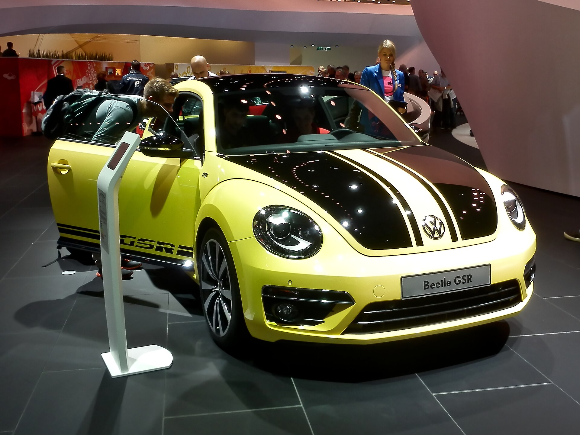 2014 Volkswagen Beetle GSR at the 2013 IAA, black and yellow limited edition