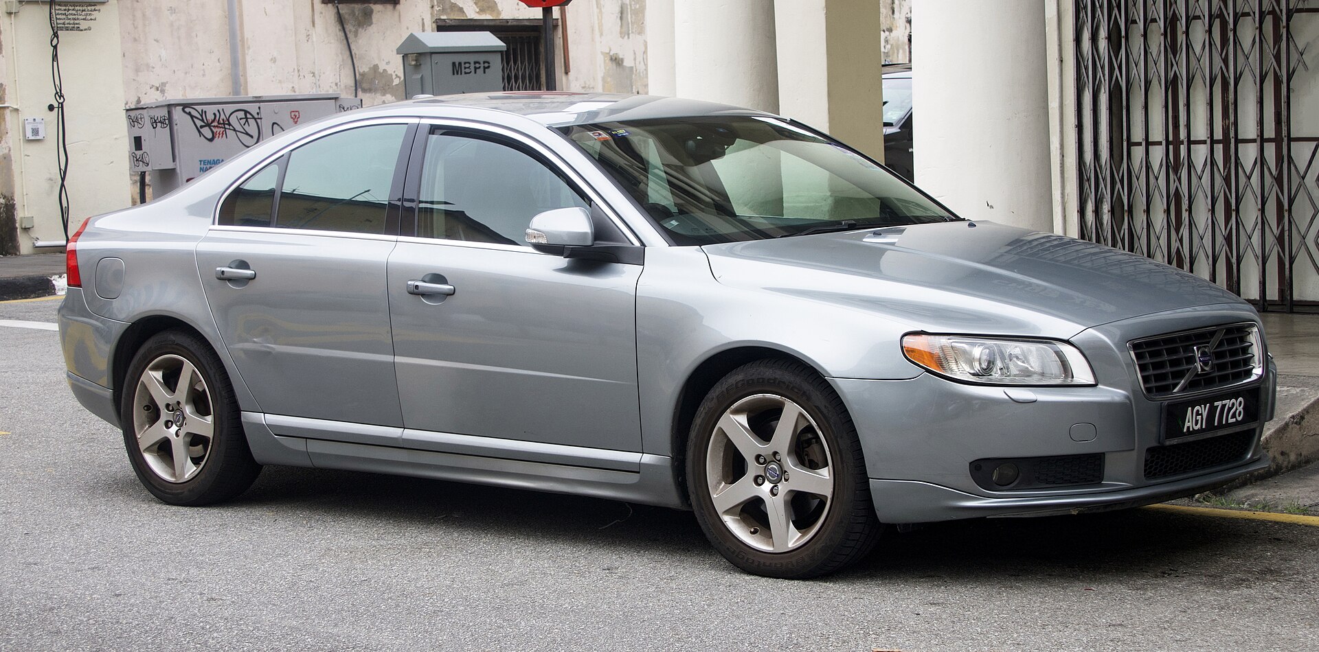 2008 Volvo S80 2.5T front view