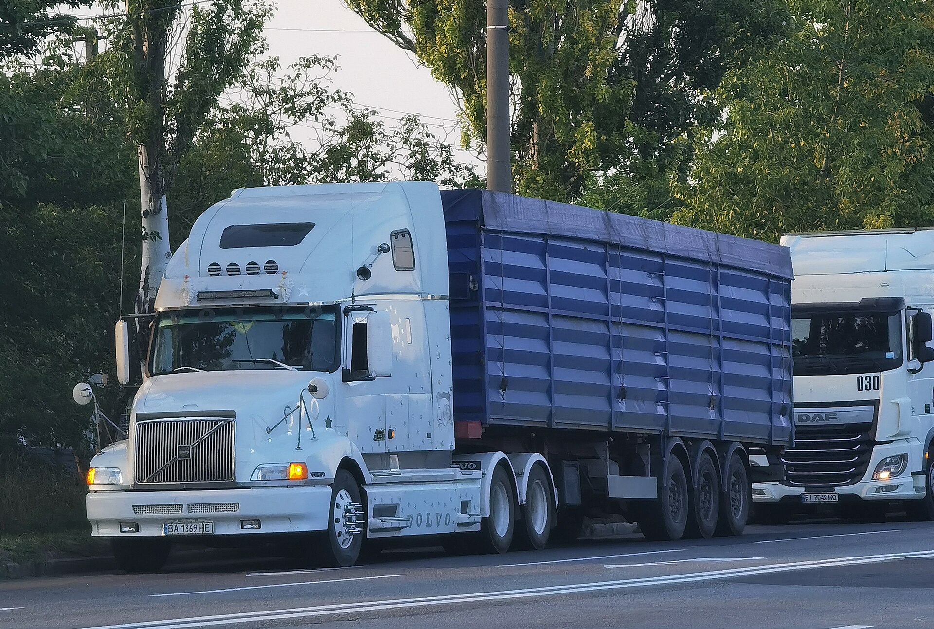 Volvo VNL 670 long-haul truck, typical of the 2017 generation.