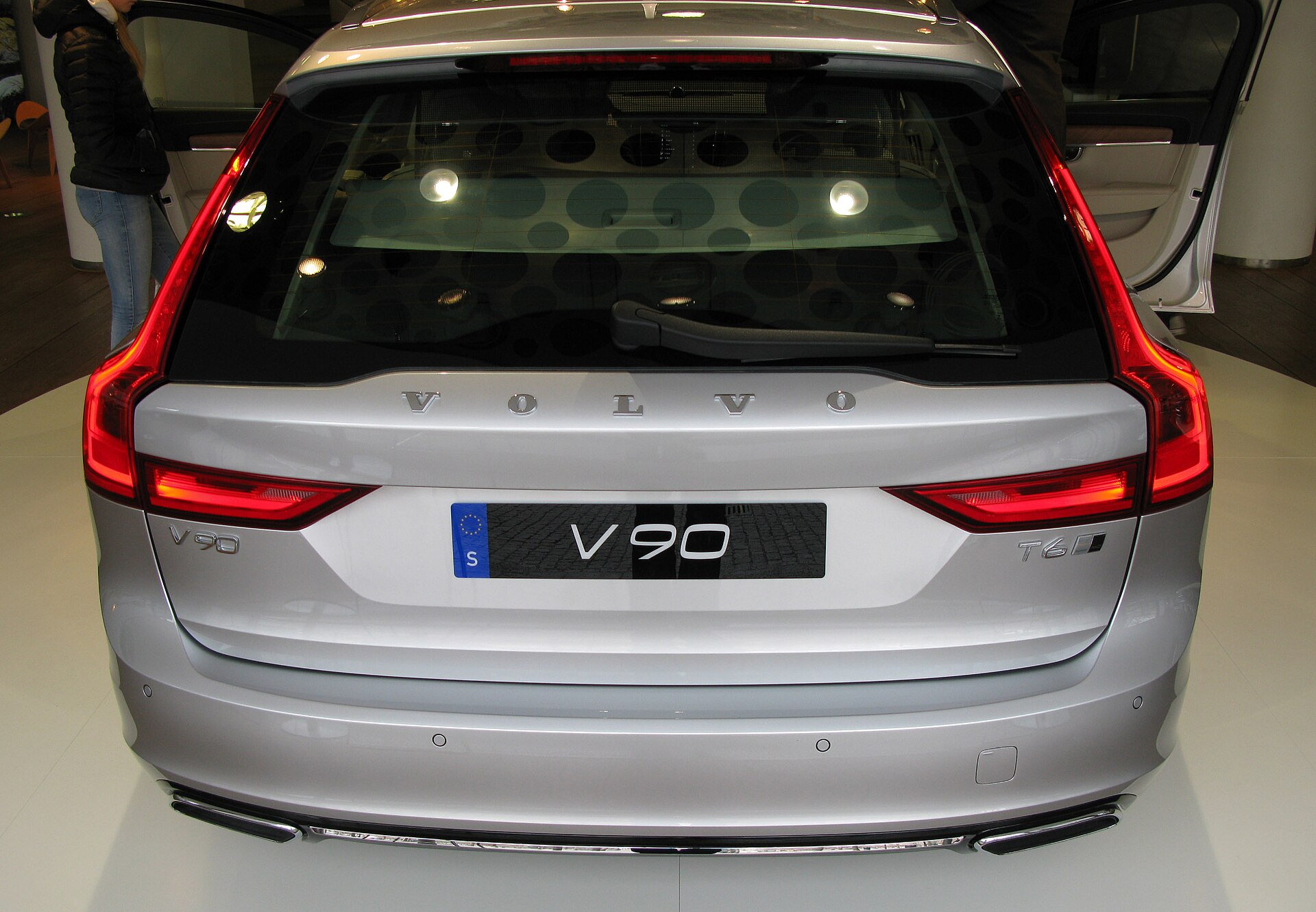 2016 Volvo V90 Inscription, rear view