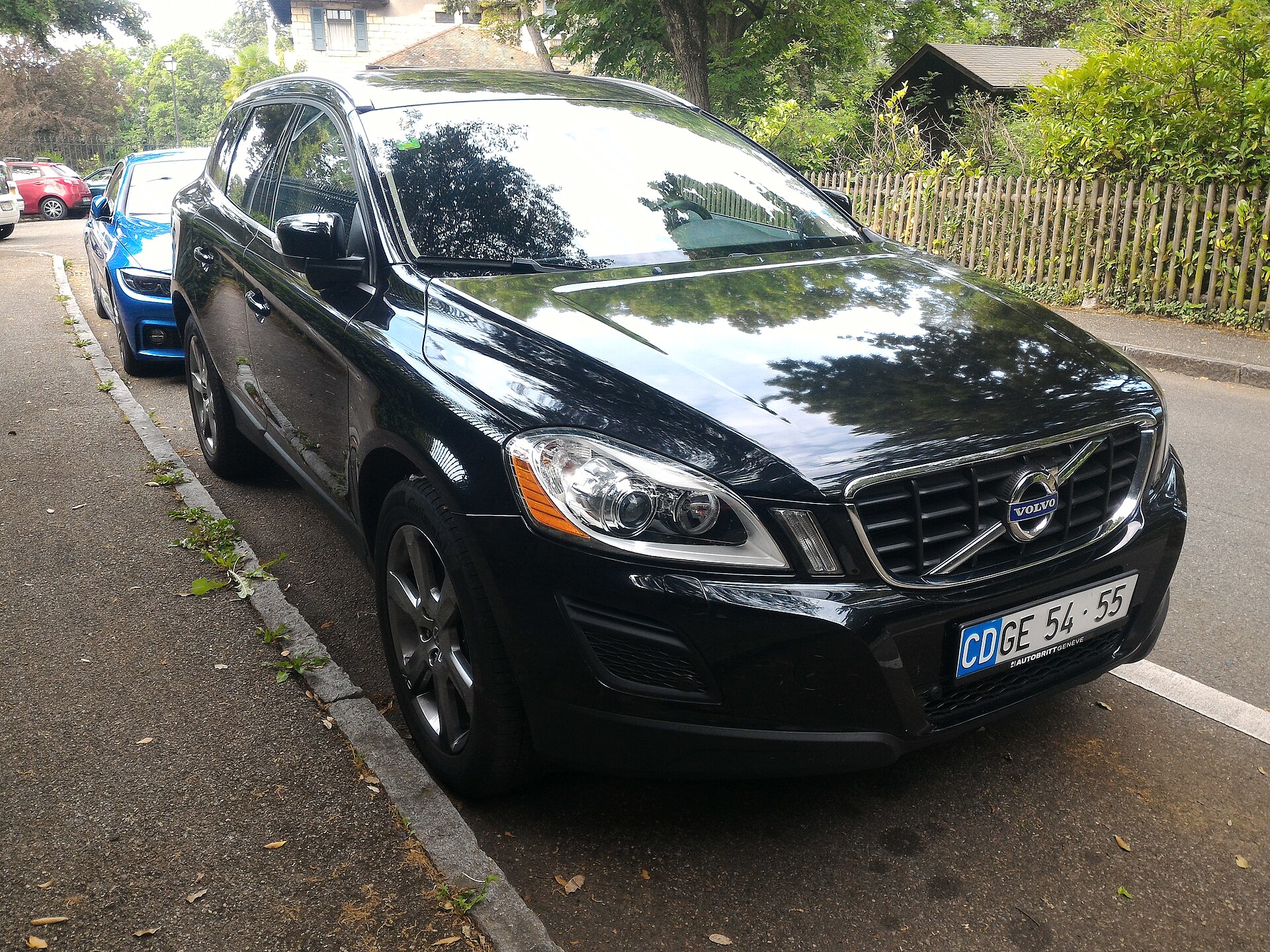 Volvo XC60 (first generation, 2008–2017) with Swiss diplomatic plate in China.