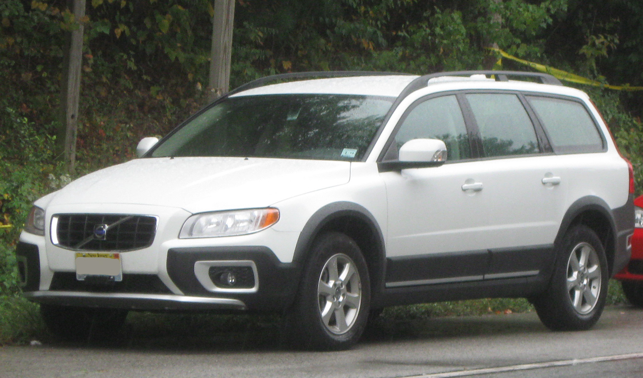 2009 Volvo XC70, third generation, matching the article's subject.