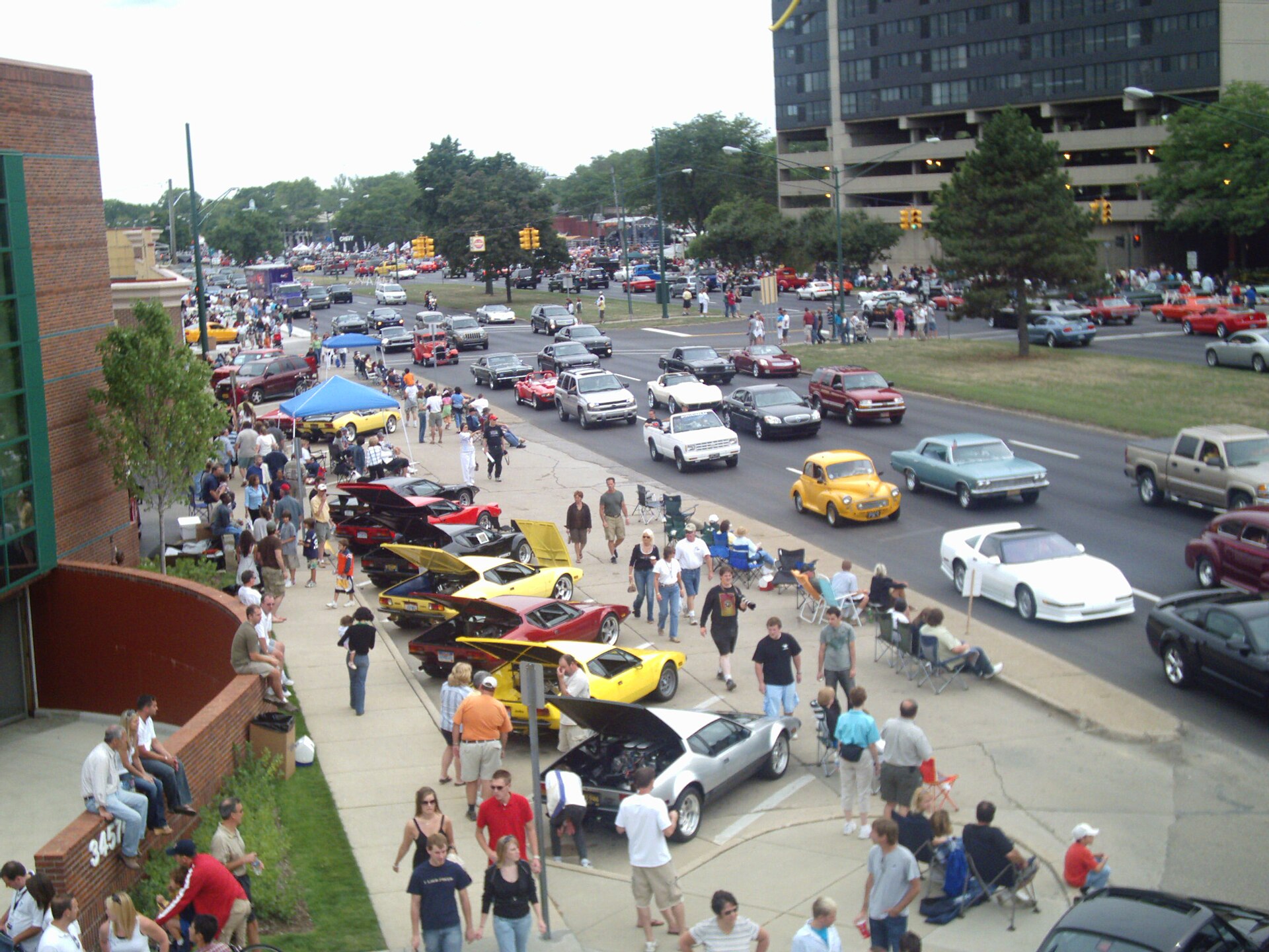 2007 Woodward Dream Cruise, showing classic cars and crowds on Woodward Avenue.