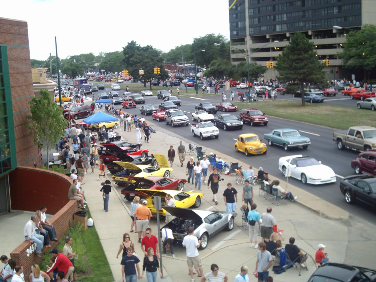 2007 Woodward Dream Cruise, showing classic cars and crowds on Woodward Avenue.