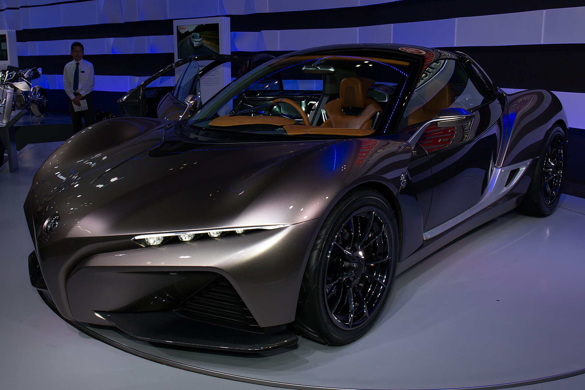 Yamaha Sports Ride Concept at the 2015 Tokyo Motor Show, front-right view.
