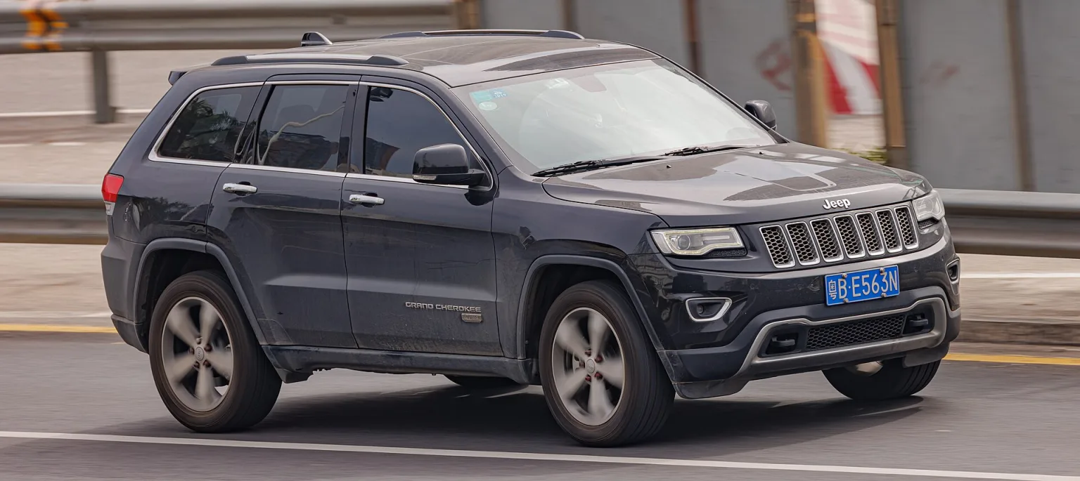 Jeep Grand Cherokee WK2 parked on a city street